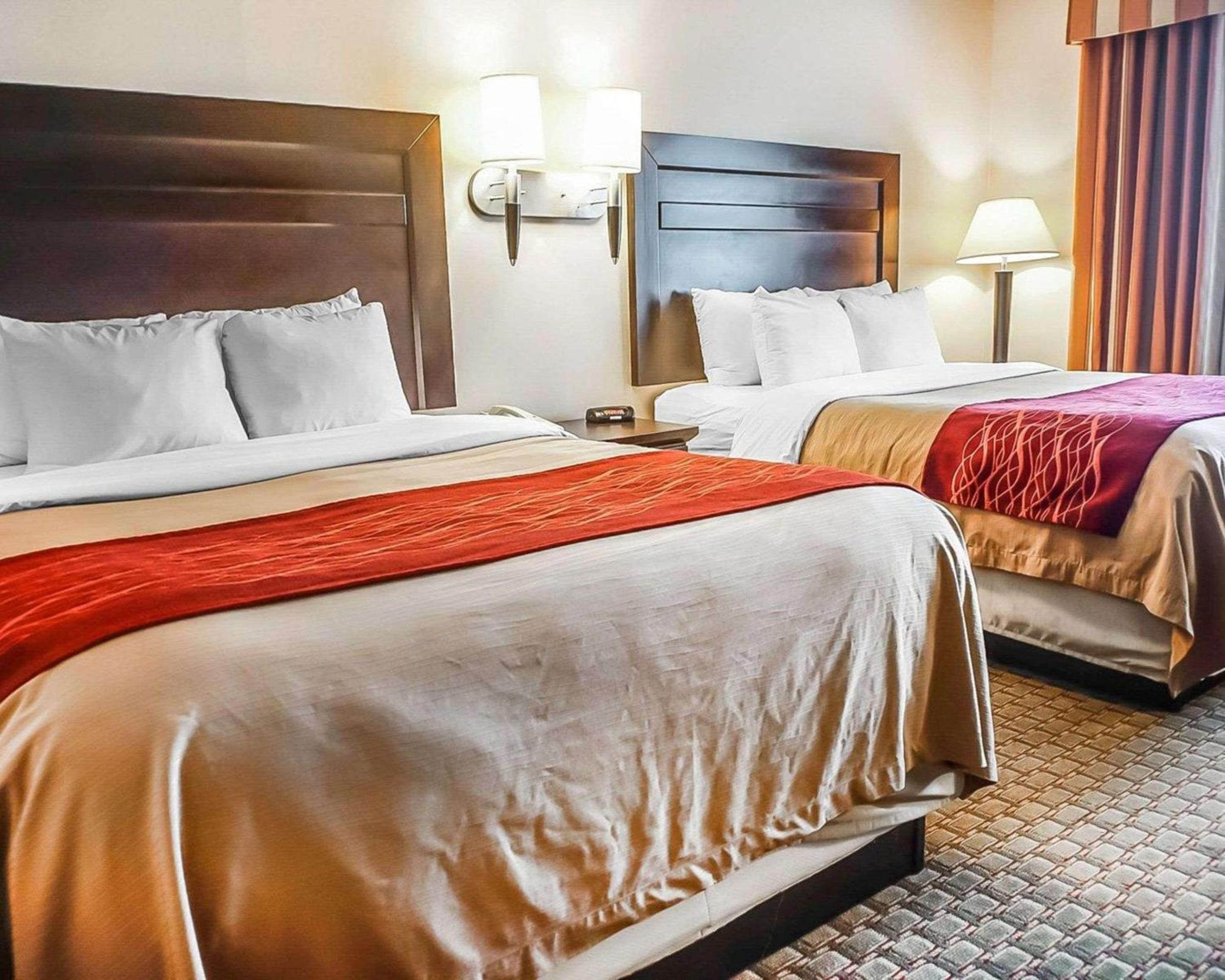 Queen Room with Two Queen Beds - Non-Smoking photo 2