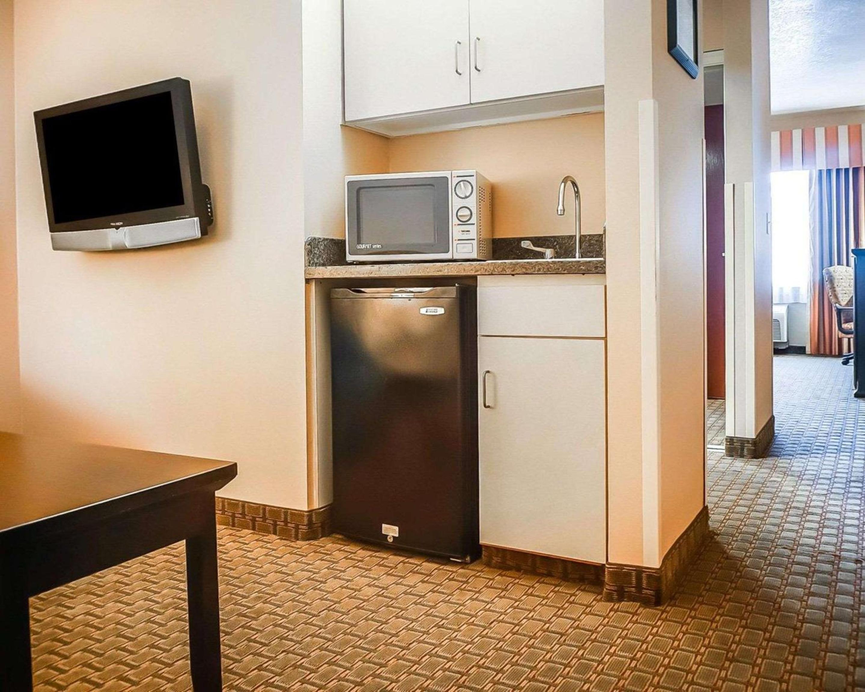 King Suite - Non-Smoking photo 3