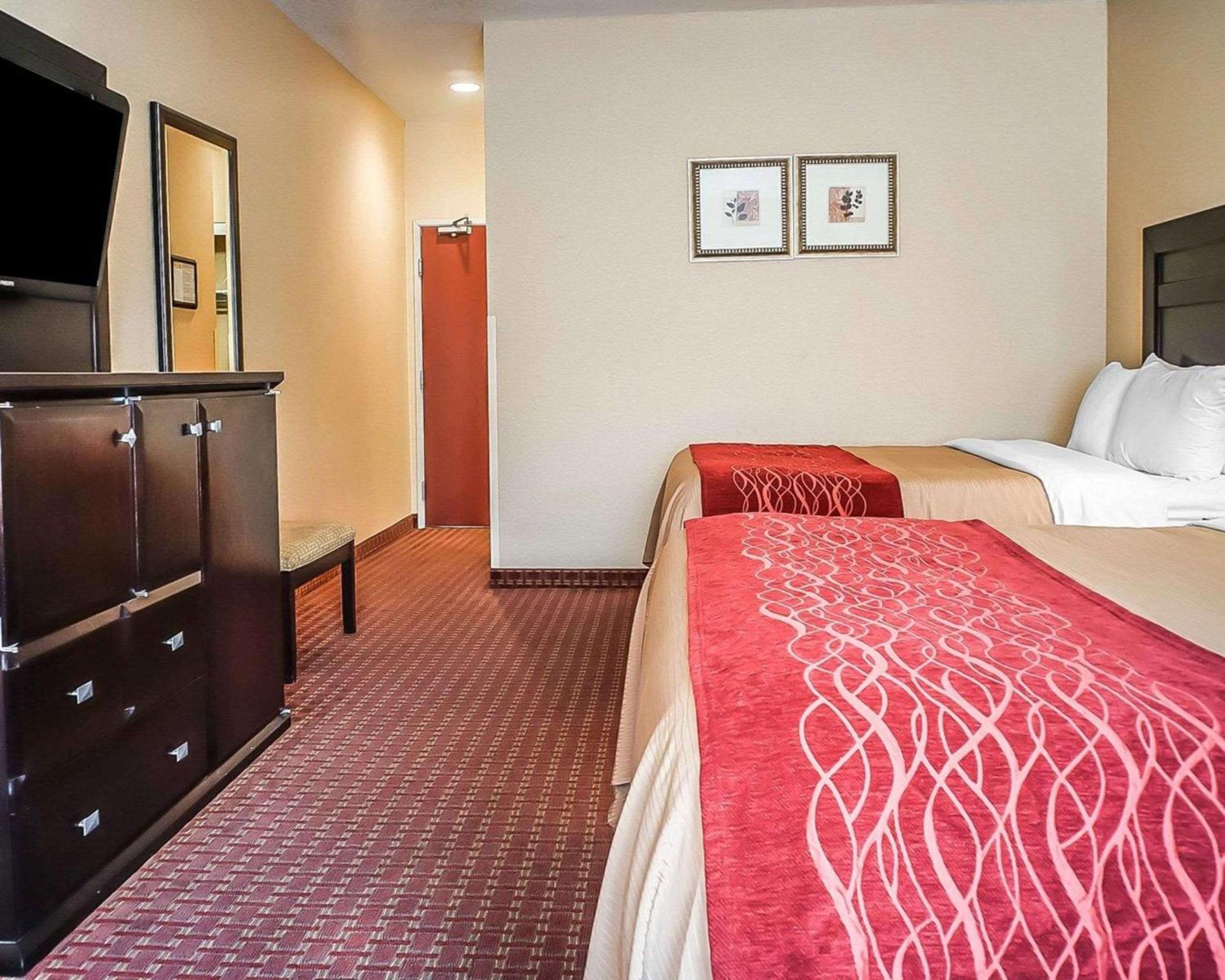 Queen Room with Two Queen Beds - Accessible/Non-Smoking  photo 2