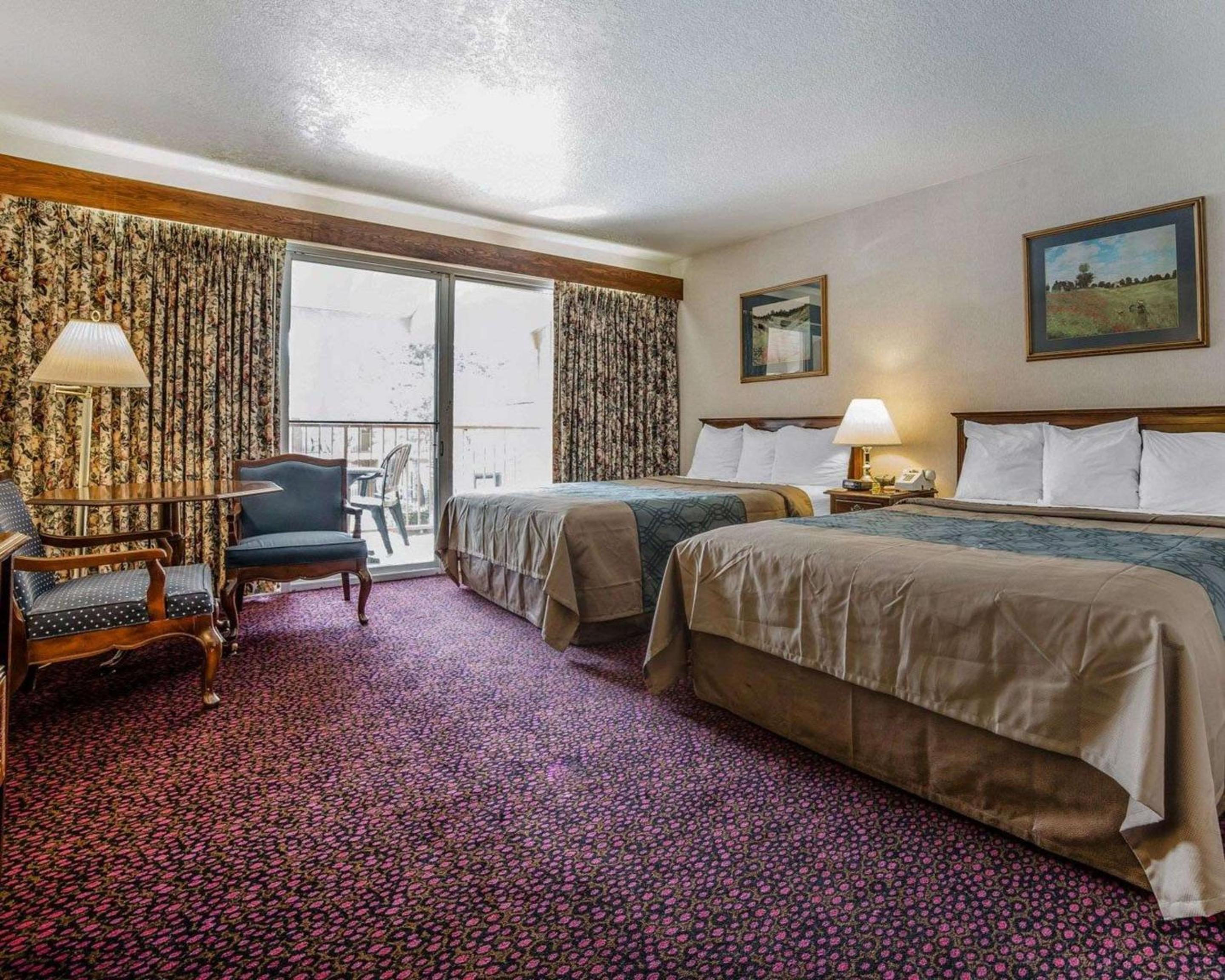 Queen Room with Two Queen Beds - Non-Smoking - Photo 2