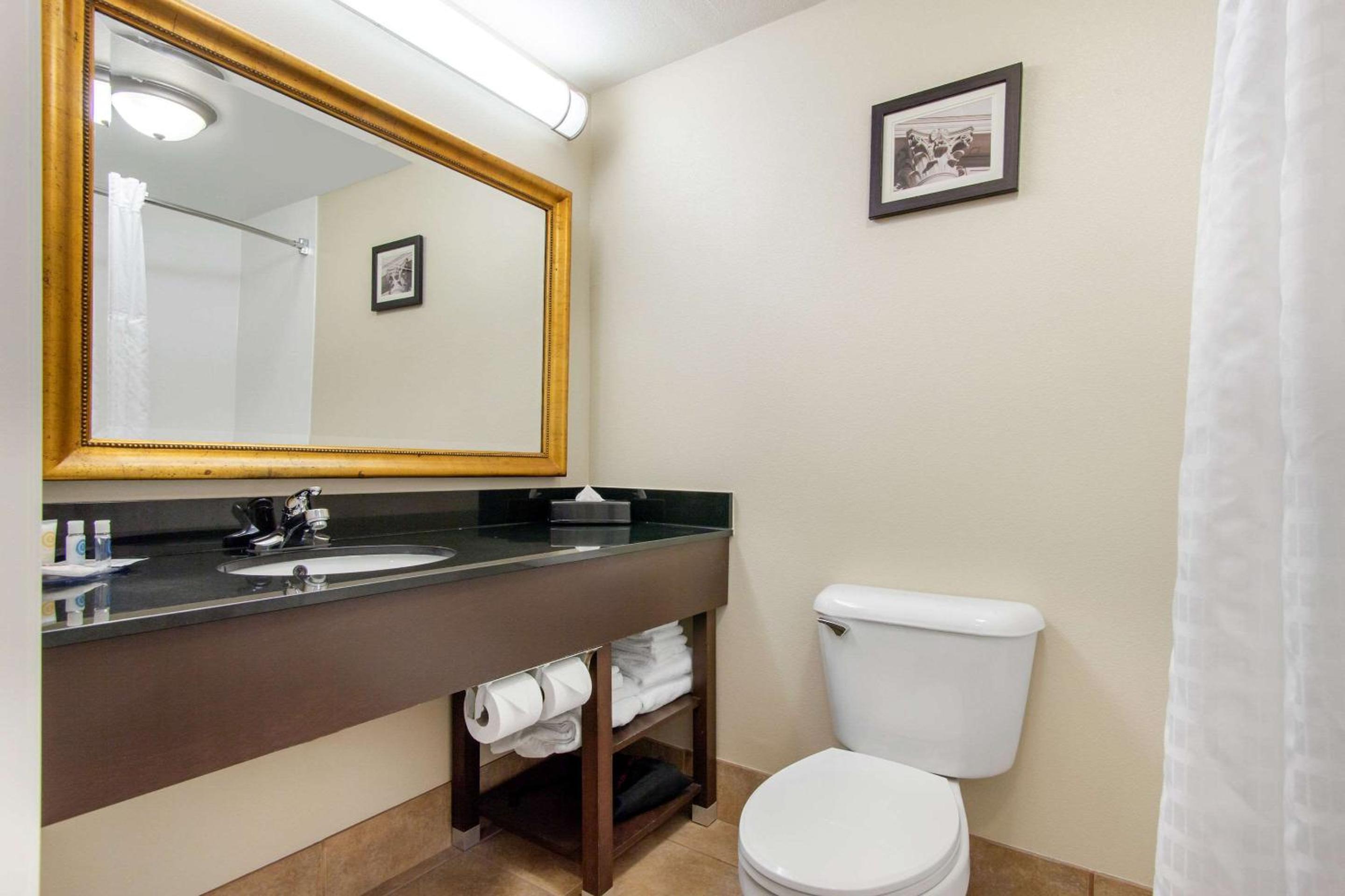 Queen Suite with Two Queen Beds - Non-Smoking - Photo 4