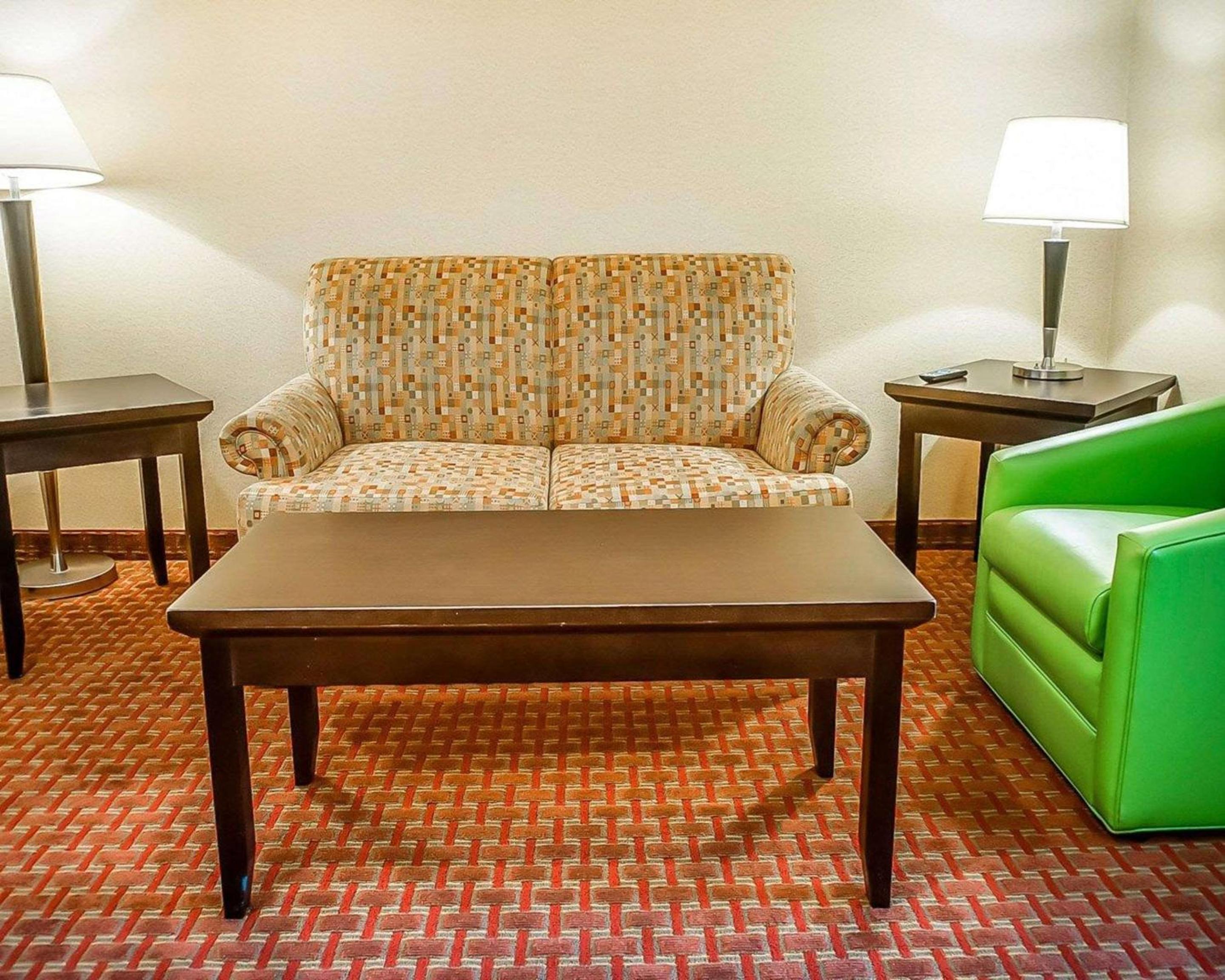 Queen Suite with Two Queen Beds - Non-Smoking photo 2