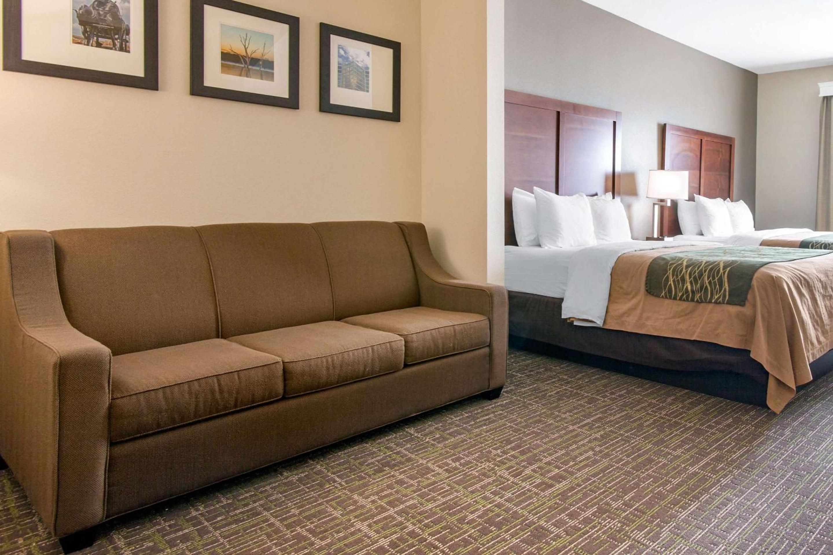 Queen Suite with Two Queen Beds - Non-Smoking - Photo 7
