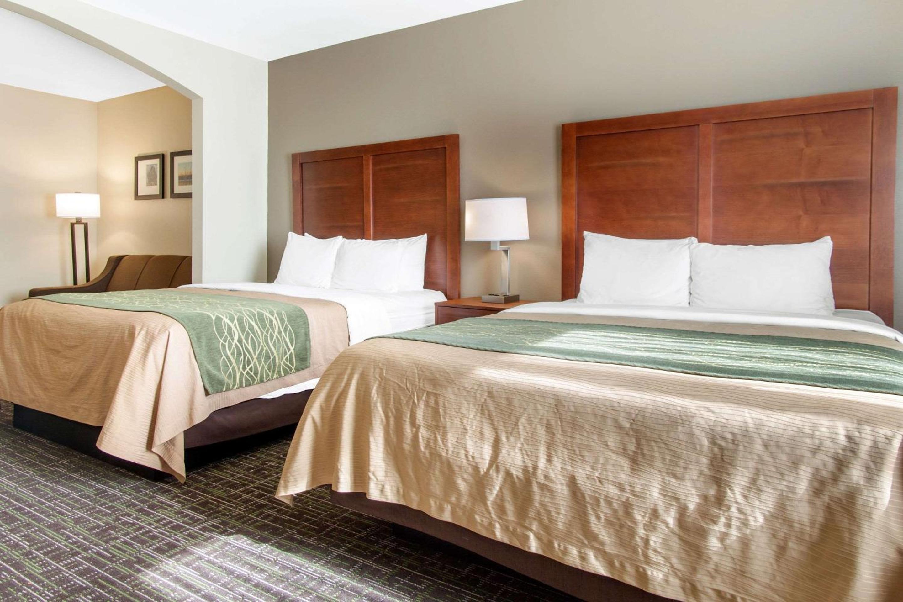 Queen Suite with Two Queen Beds - Non-Smoking - Photo 2