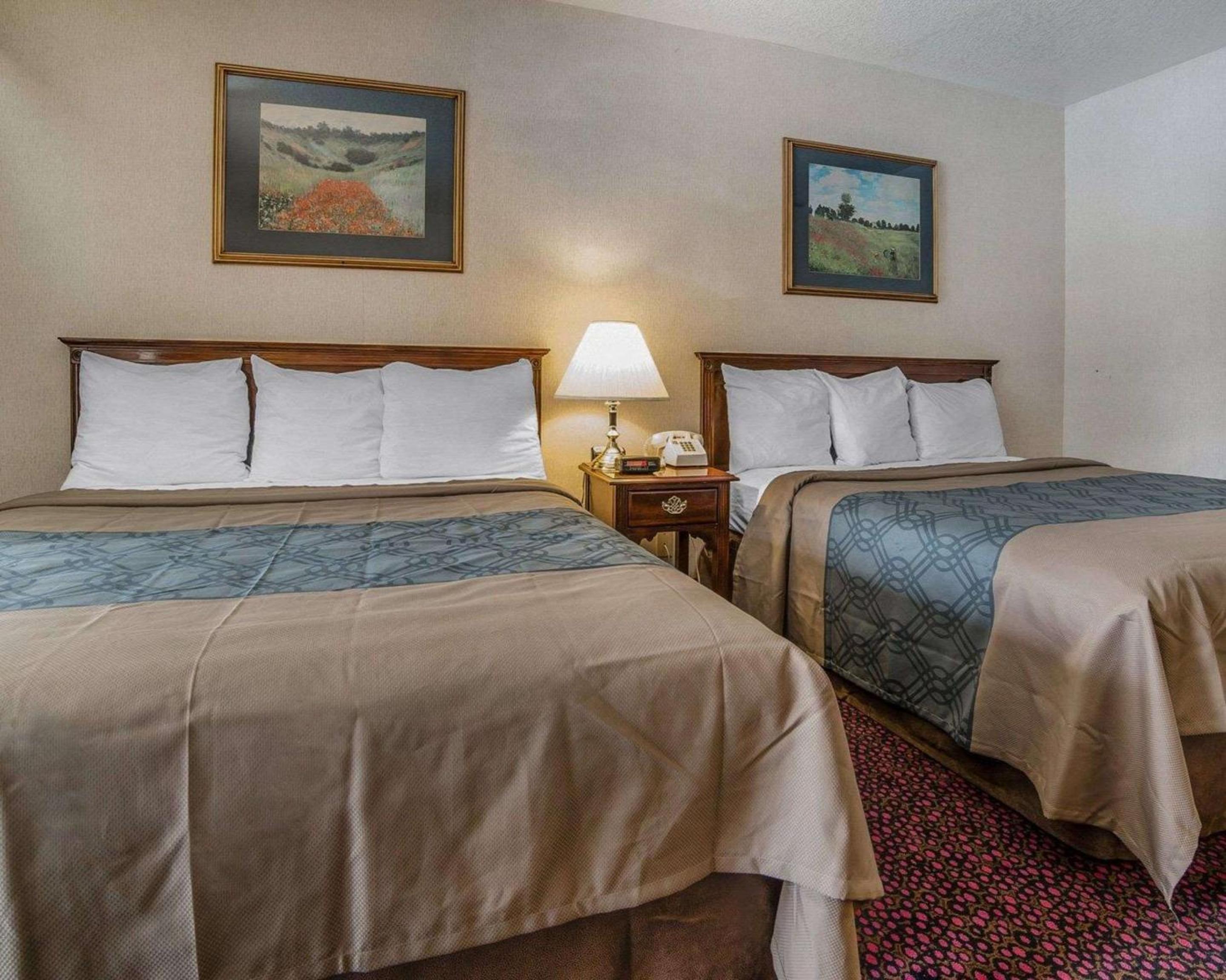 Queen Room with Two Queen Beds - Non-Smoking - Photo 4