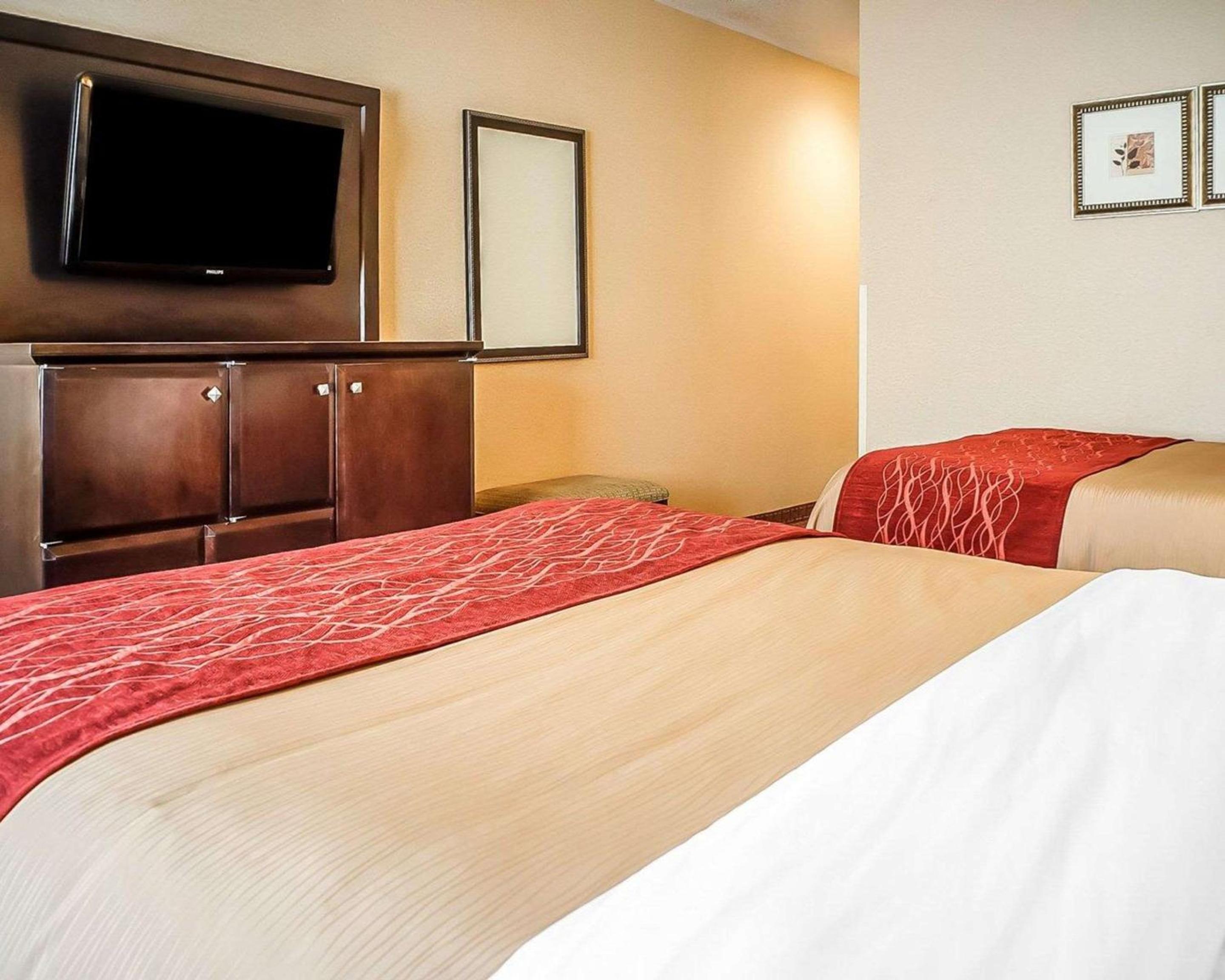 Queen Suite with Two Queen Beds - Non-Smoking photo 3