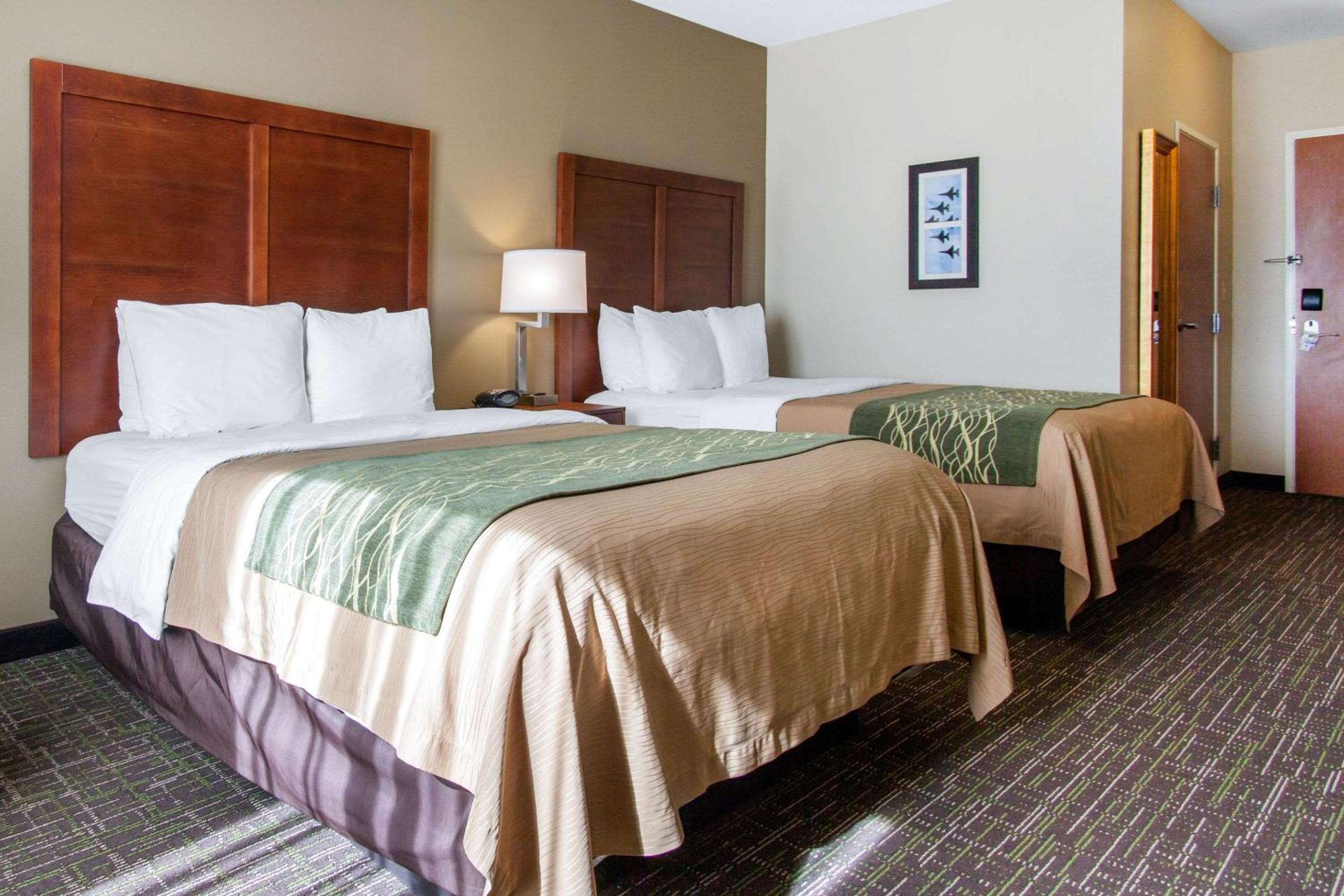 Queen Room with Two Queen Beds - Non-Smoking - Photo 5