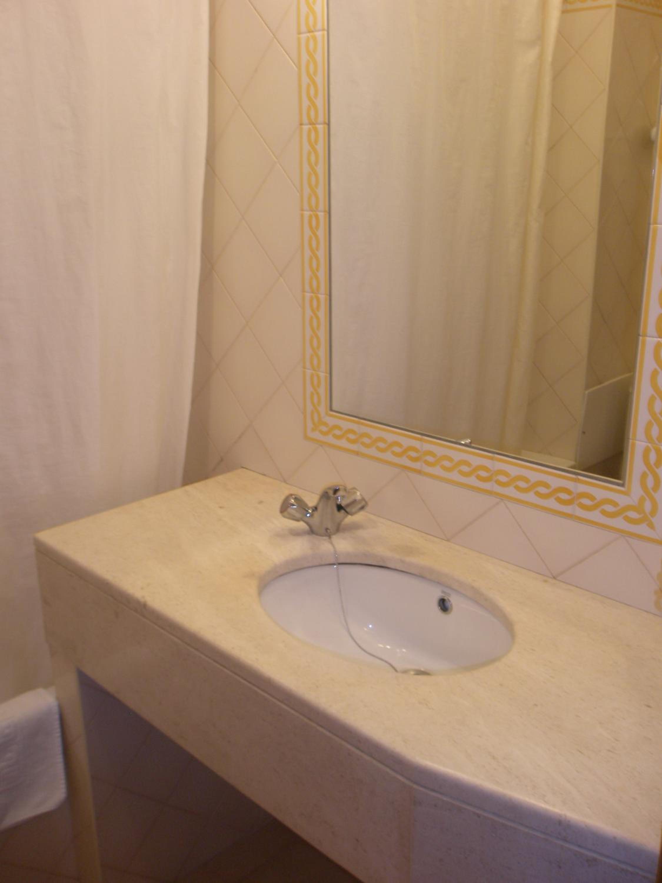 Twin Room - Photo 5