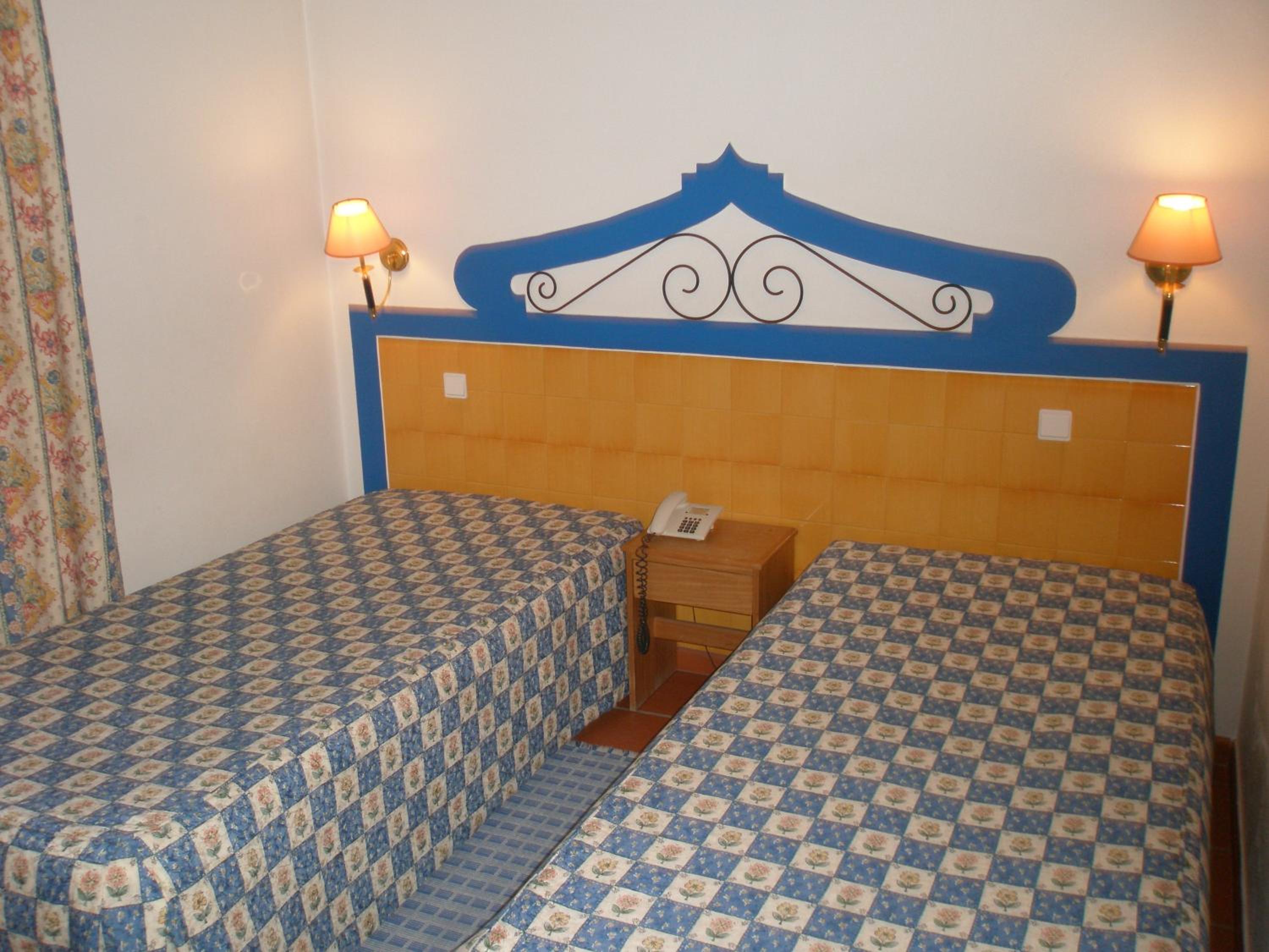 Twin Room - Photo 3