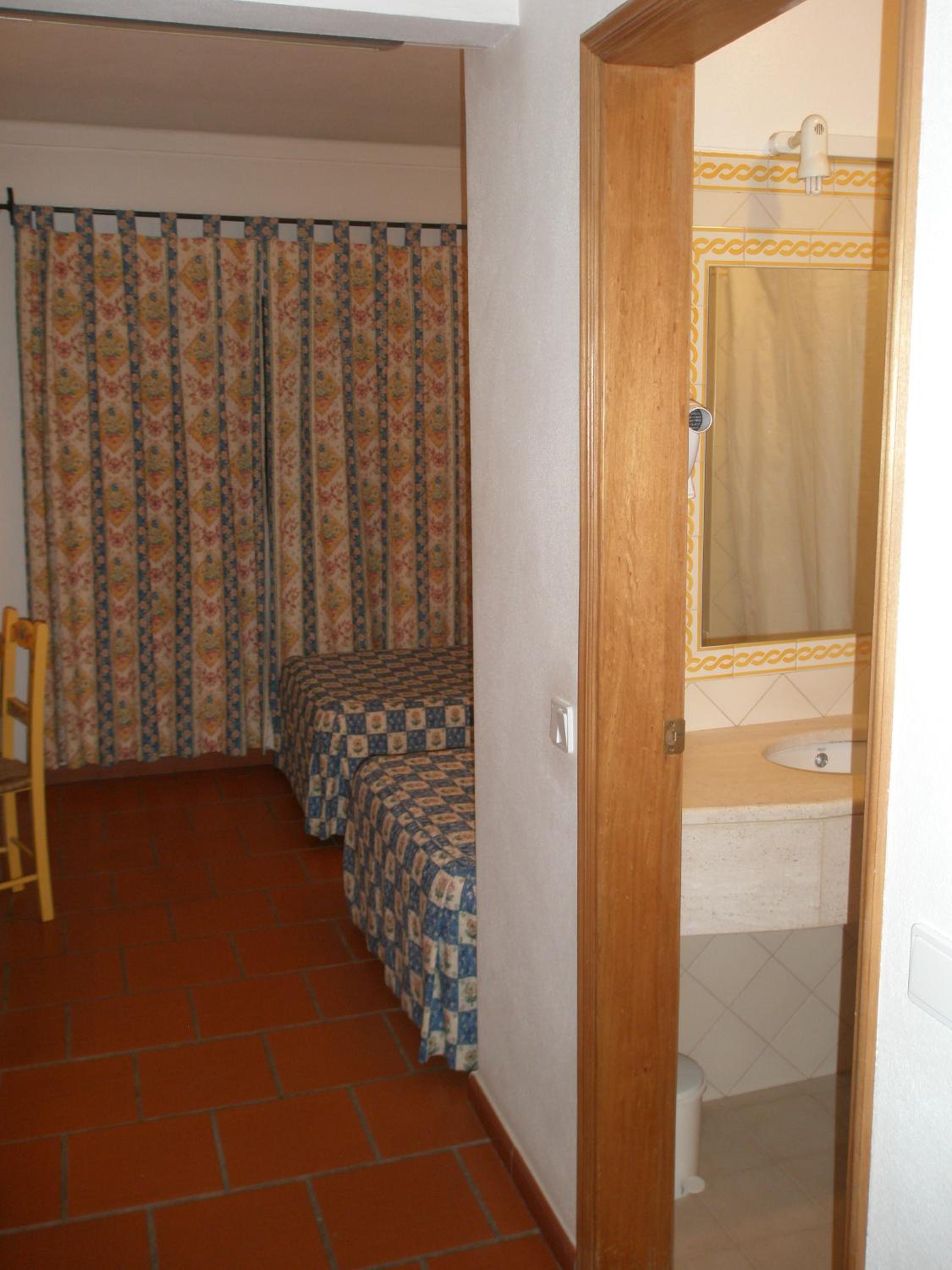 Twin Room - Photo 4