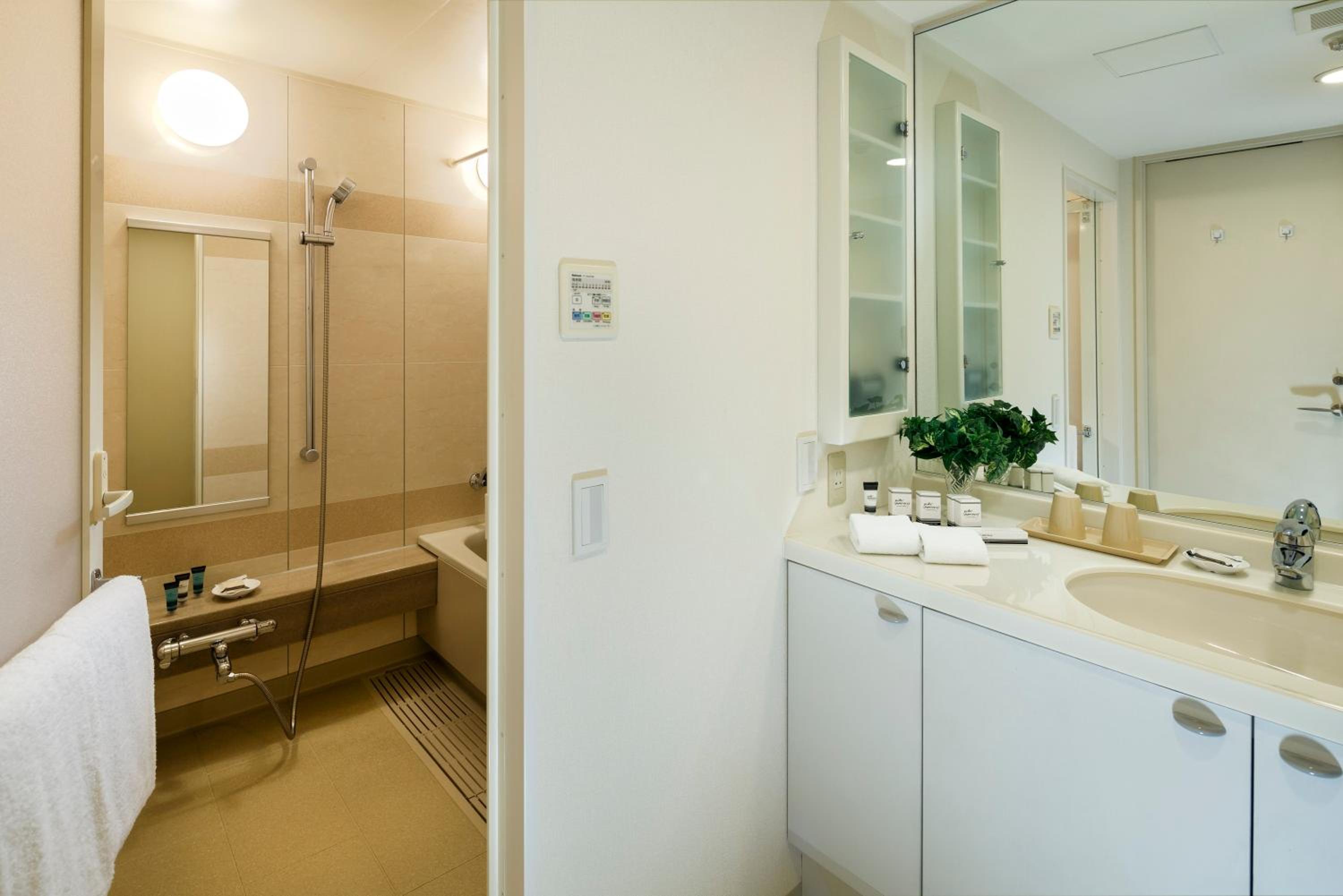 Oakwood Residence Aoyama Tokyo bathroom photo