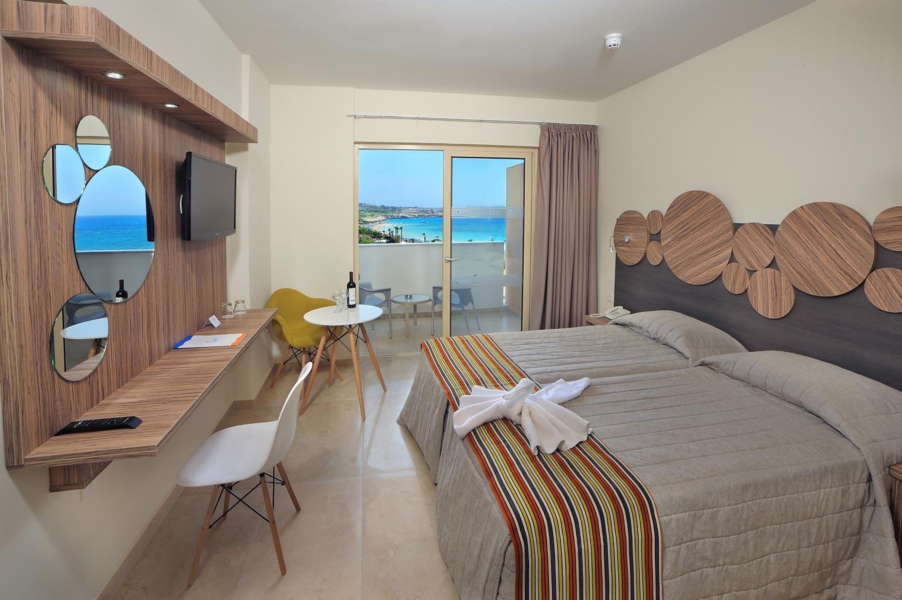 Standard Double or Twin Room with Sea View - Photo 4