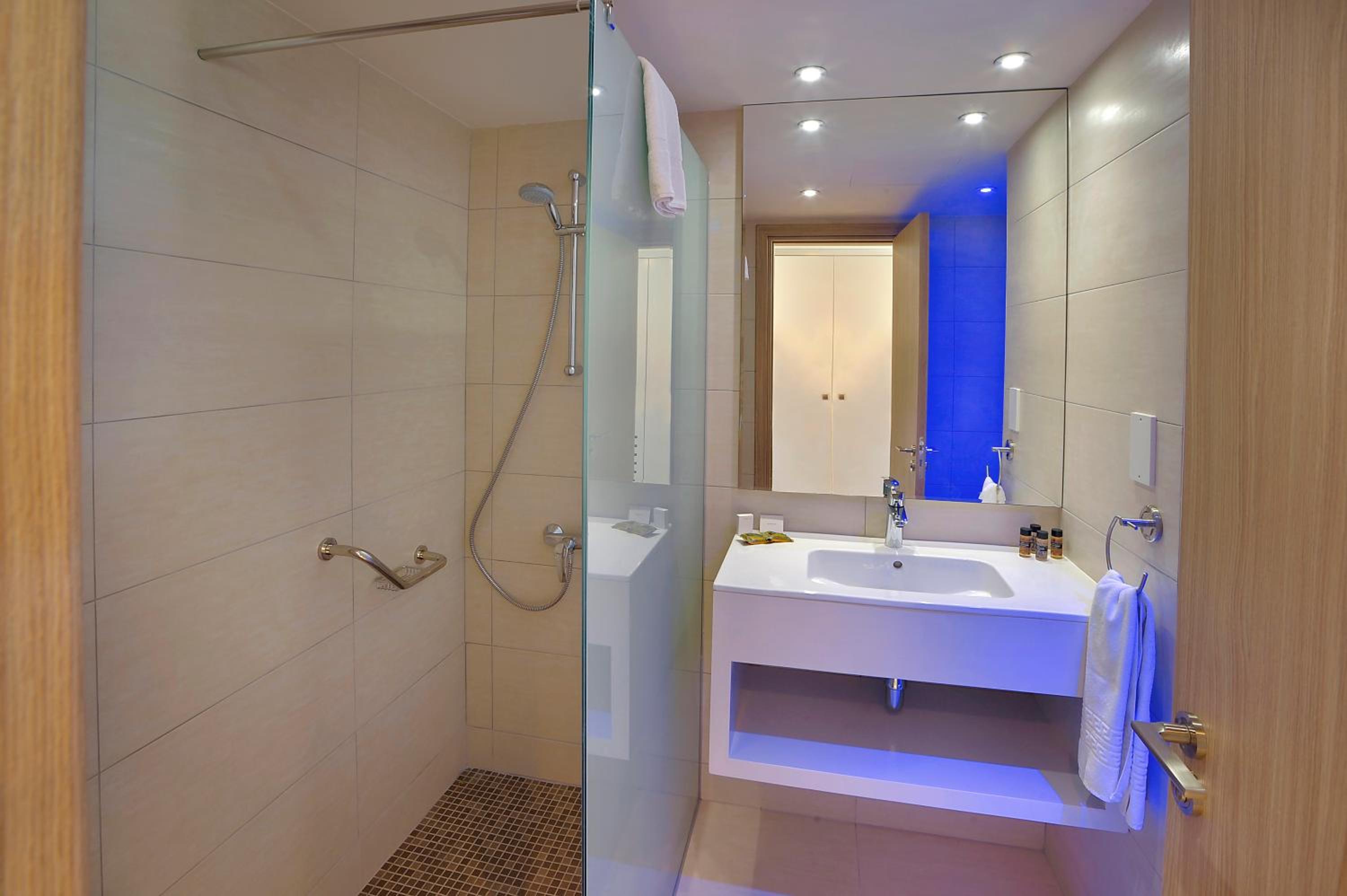 Double or Twin Room with Large Balcony & Sea View - Photo 2