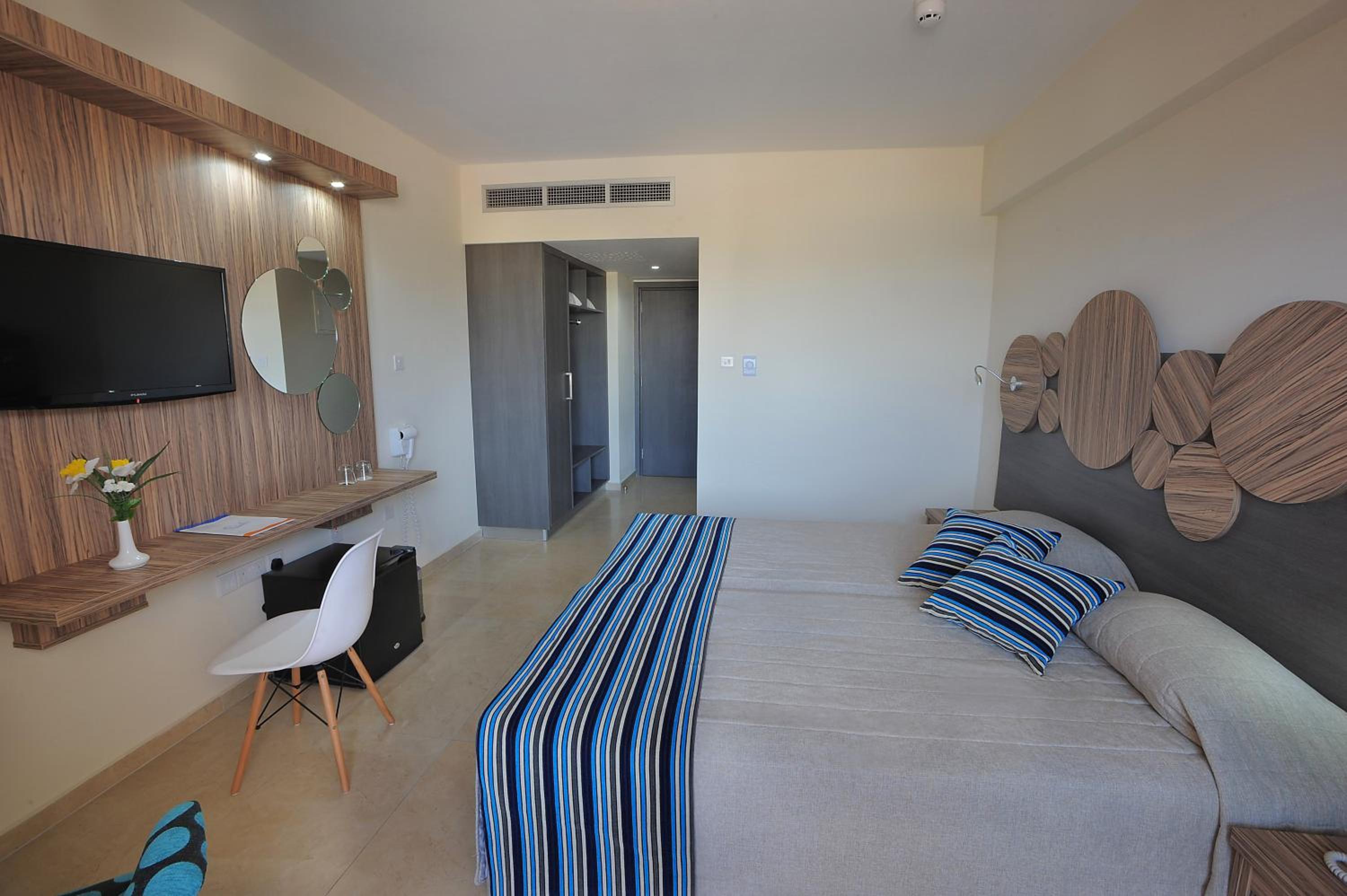 Standard Double or Twin Room with Inland View - Photo 4