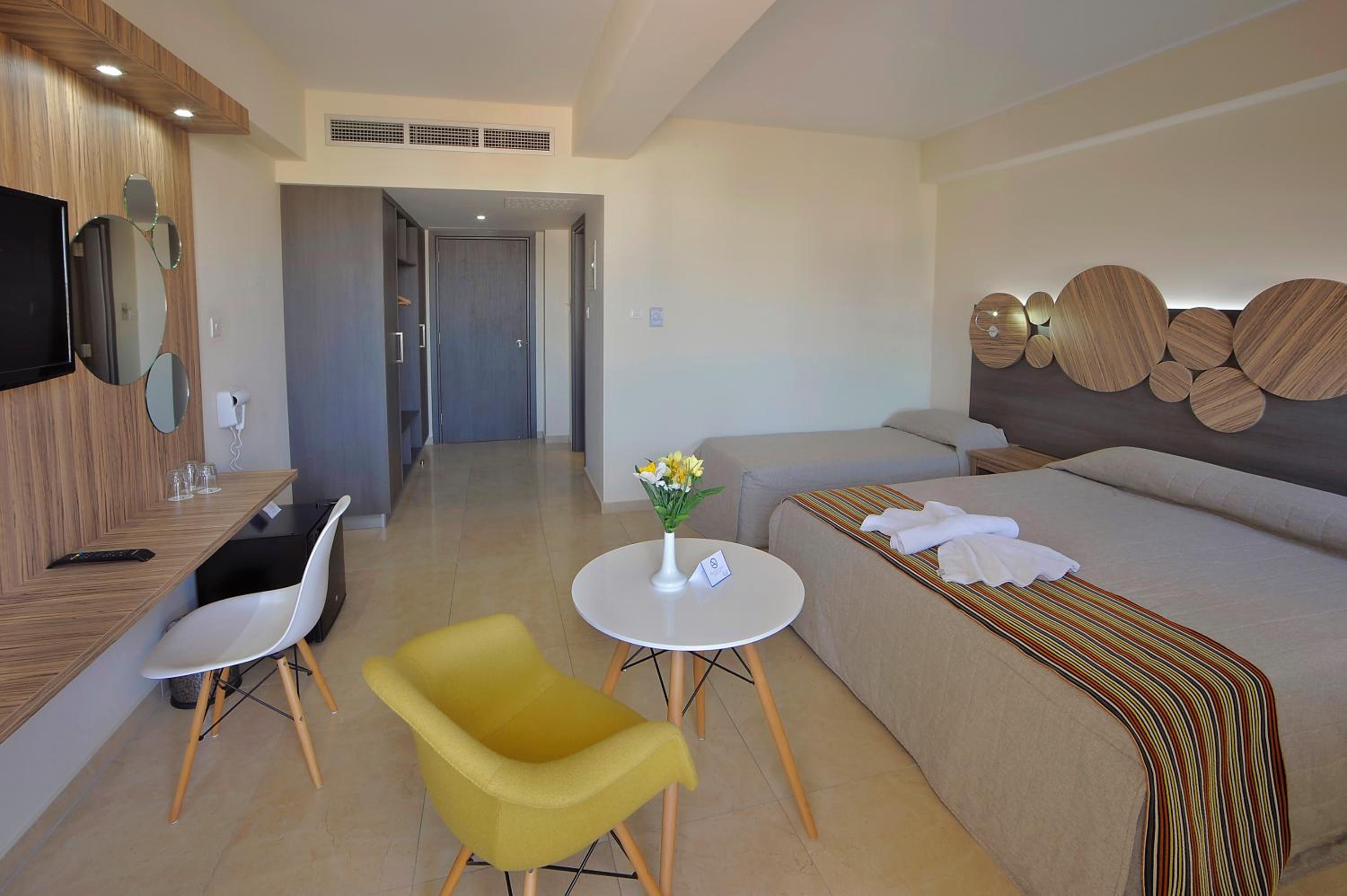 Family Room (2 Adults + 2 Children) - Photo 2