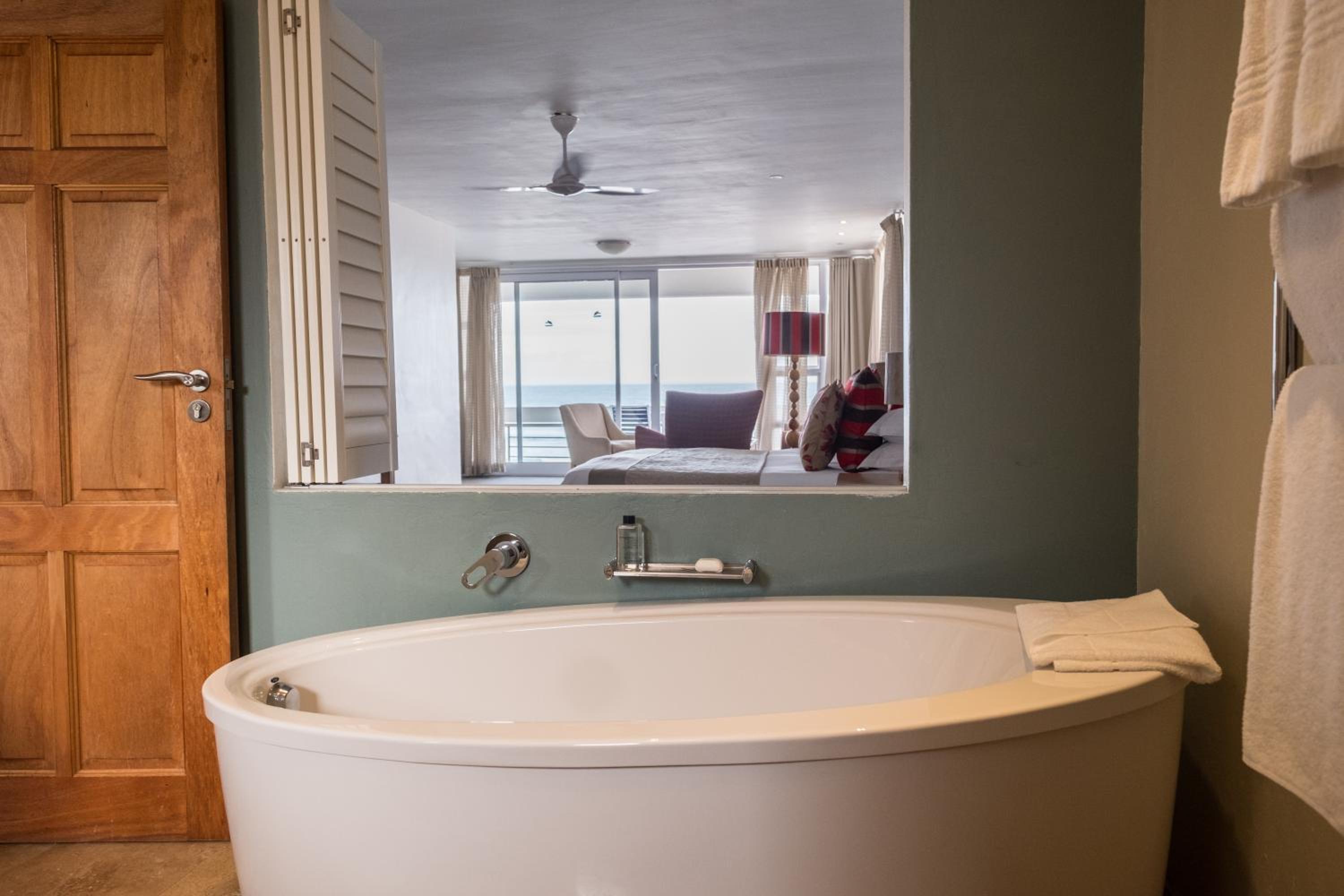 Deluxe Double Room with Patio and Sea View photo 2
