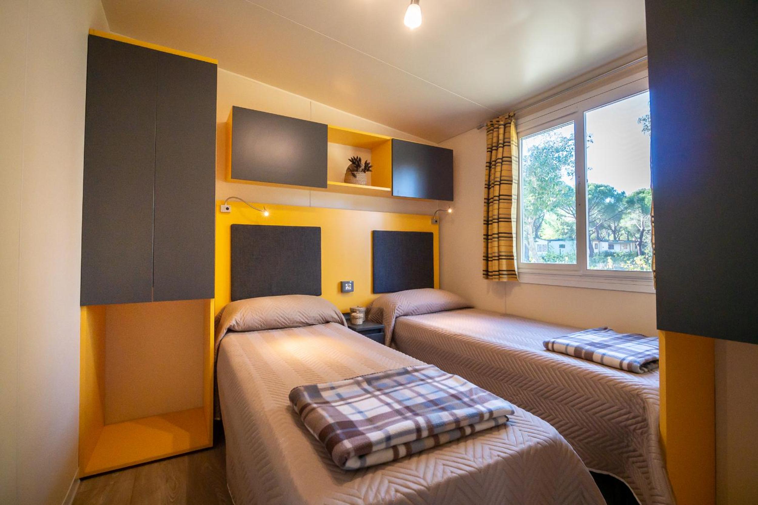 Deluxe Mobile Home (4 Adults) photo 2