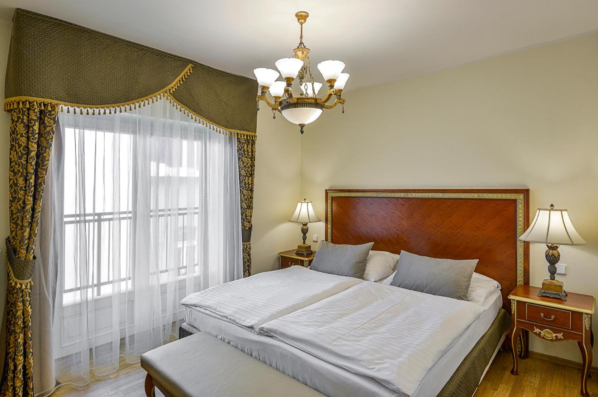 Three-Bedroom Apartment with Balcony - Photo 4