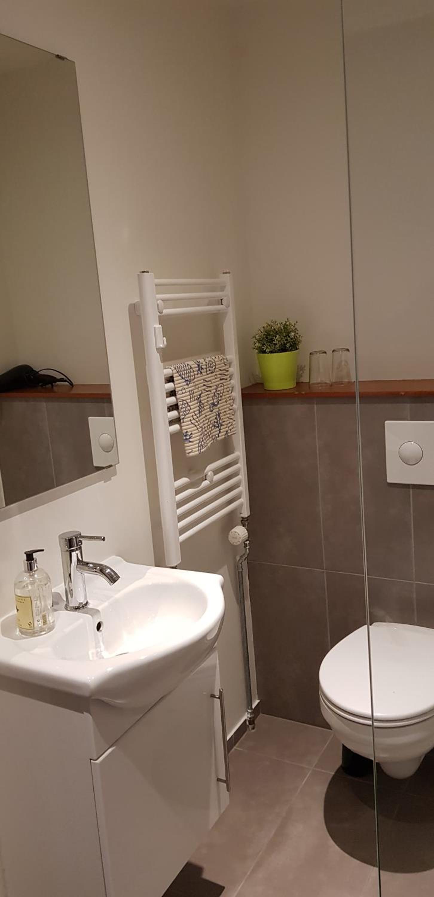 Double or Twin Room with Private Bathroom - Photo 6