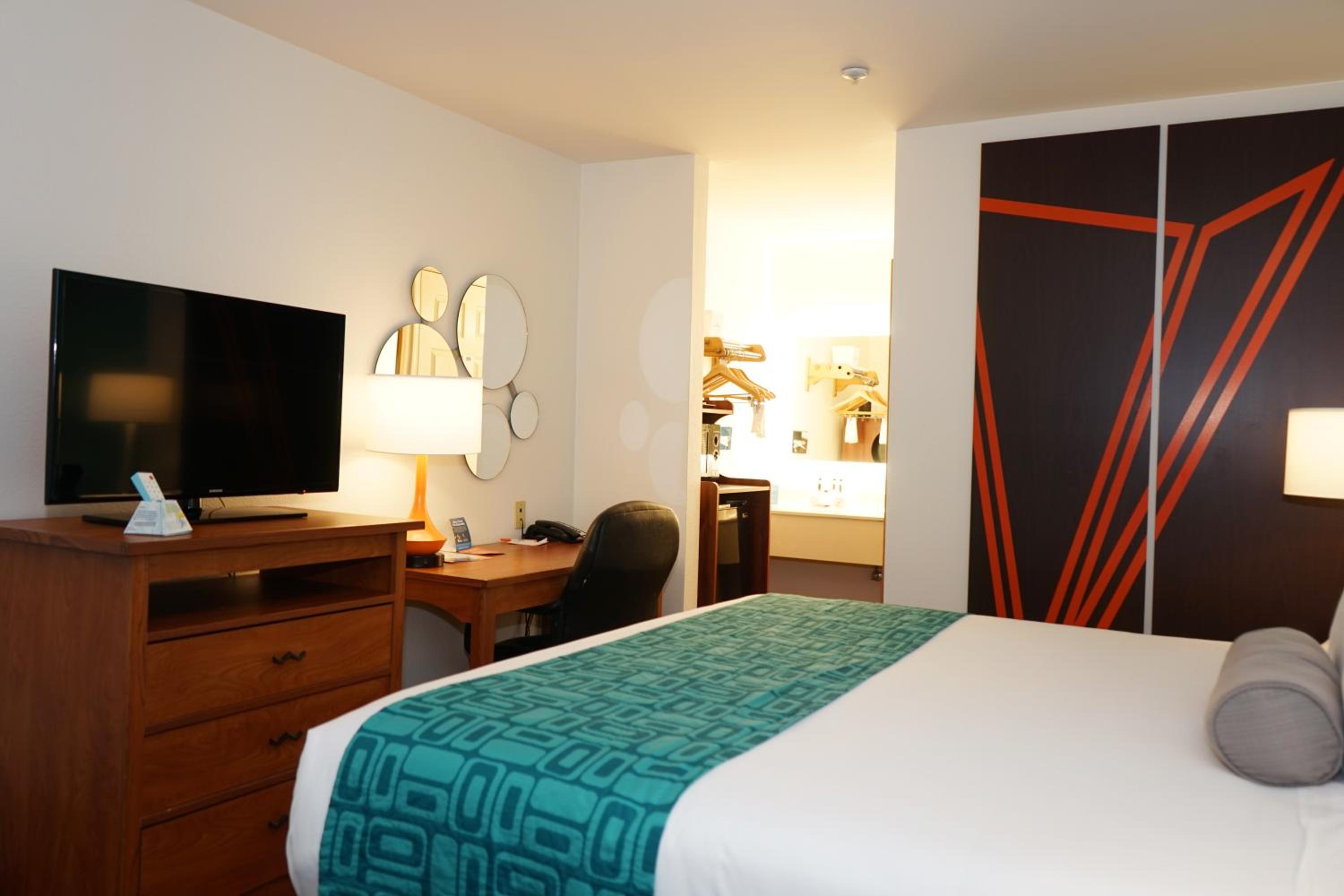 King Room - Non-Smoking - Photo 4