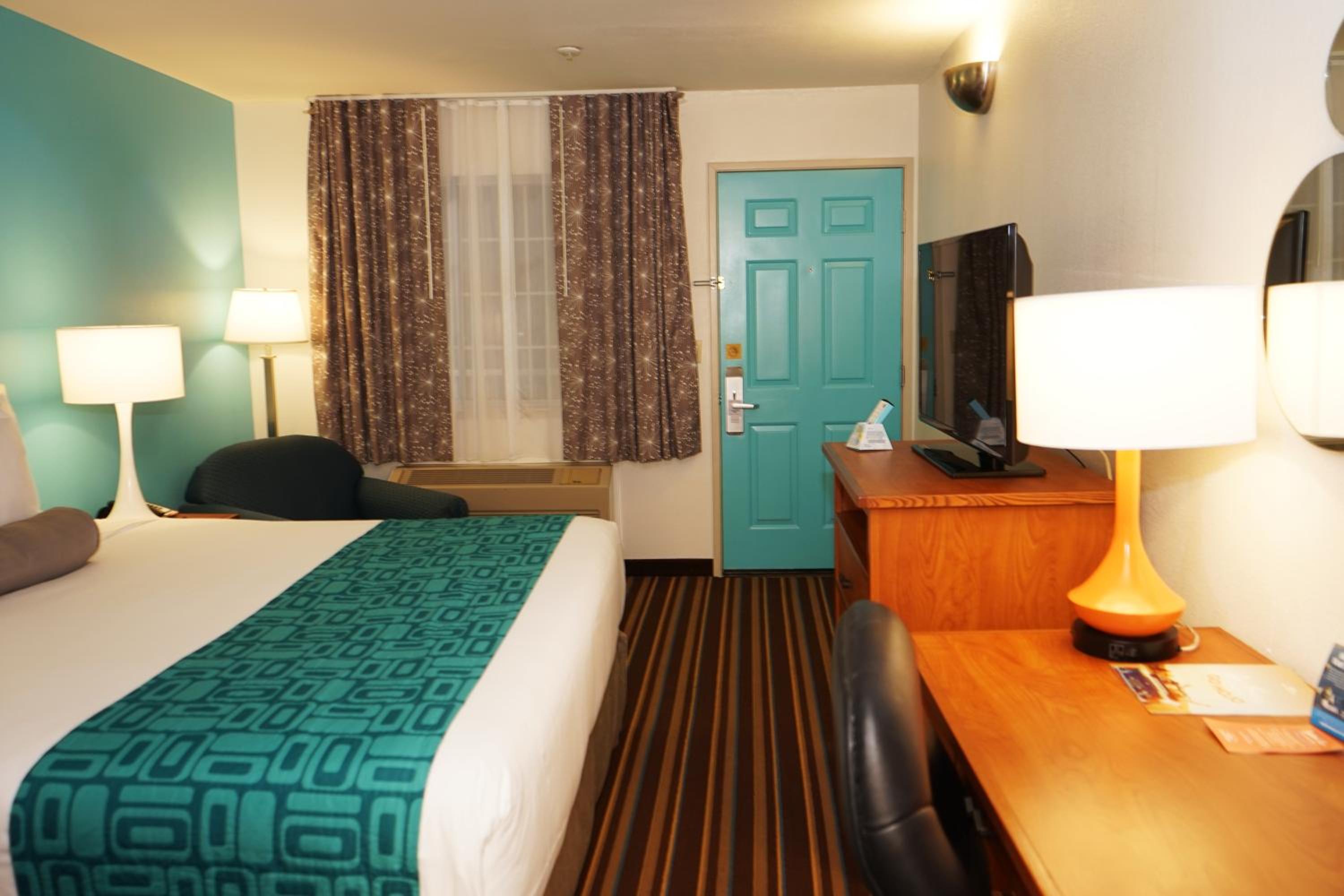 King Room - Non-Smoking - Photo 5