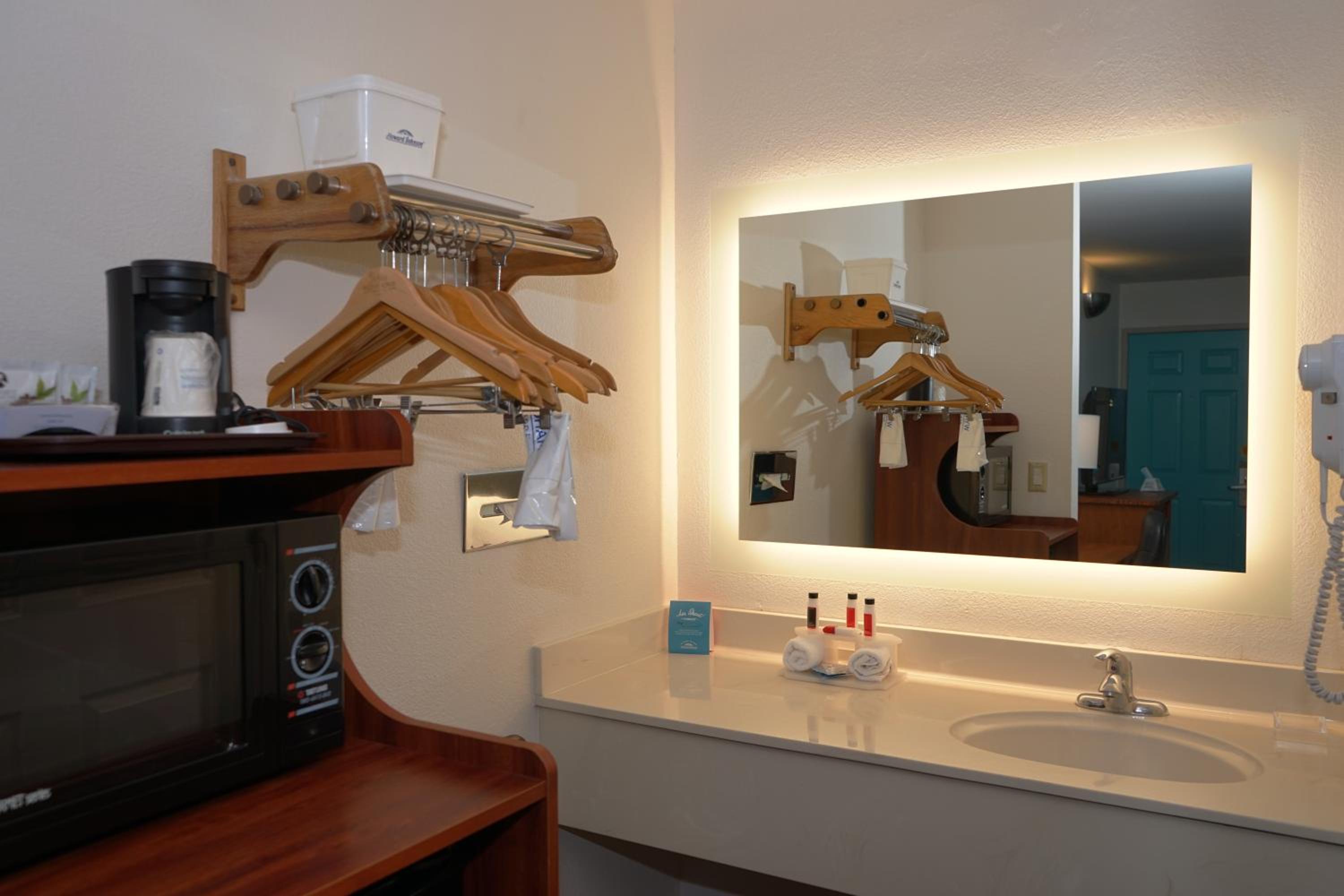 King Room - Non-Smoking - Photo 8