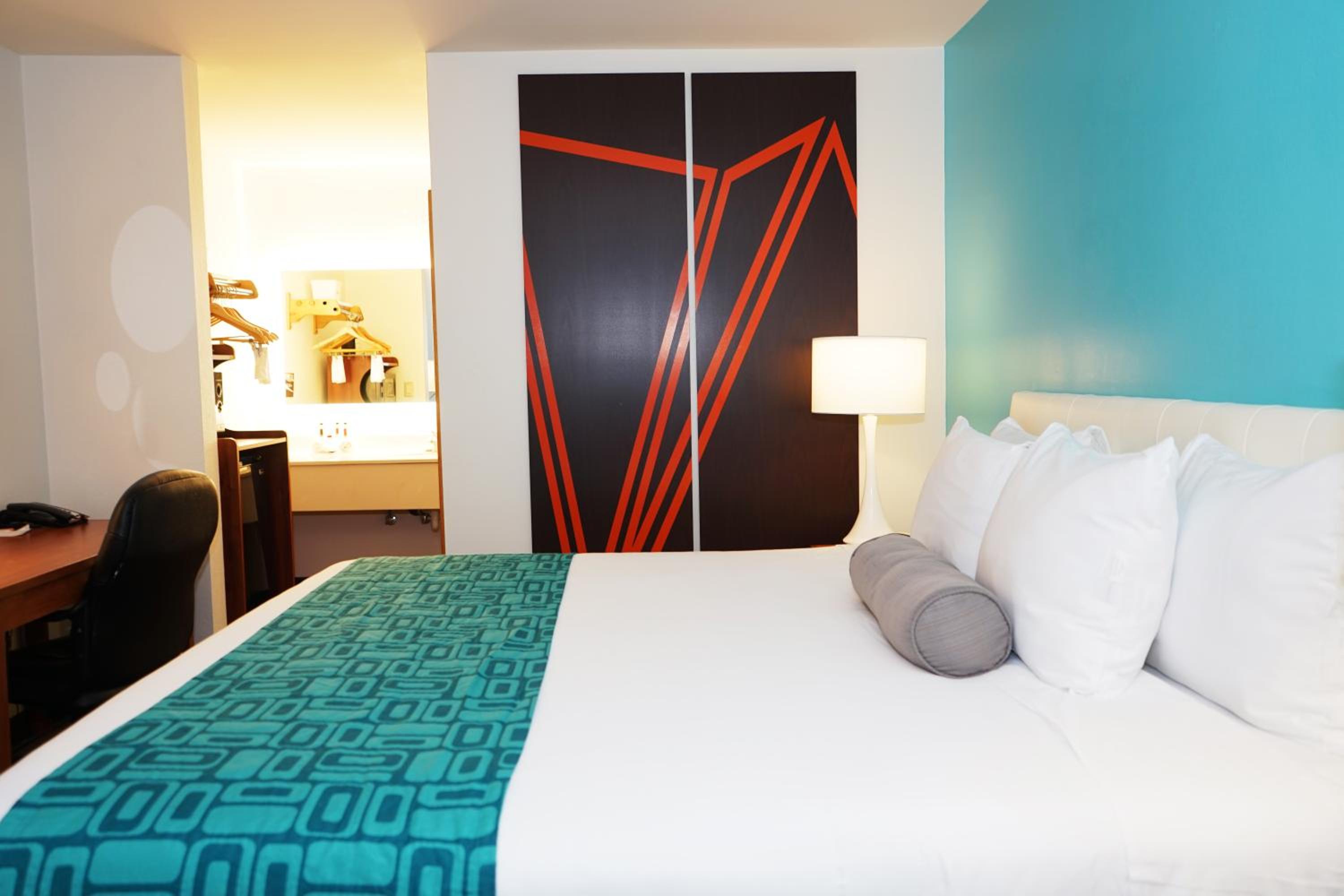 King Room - Non-Smoking - Photo 2