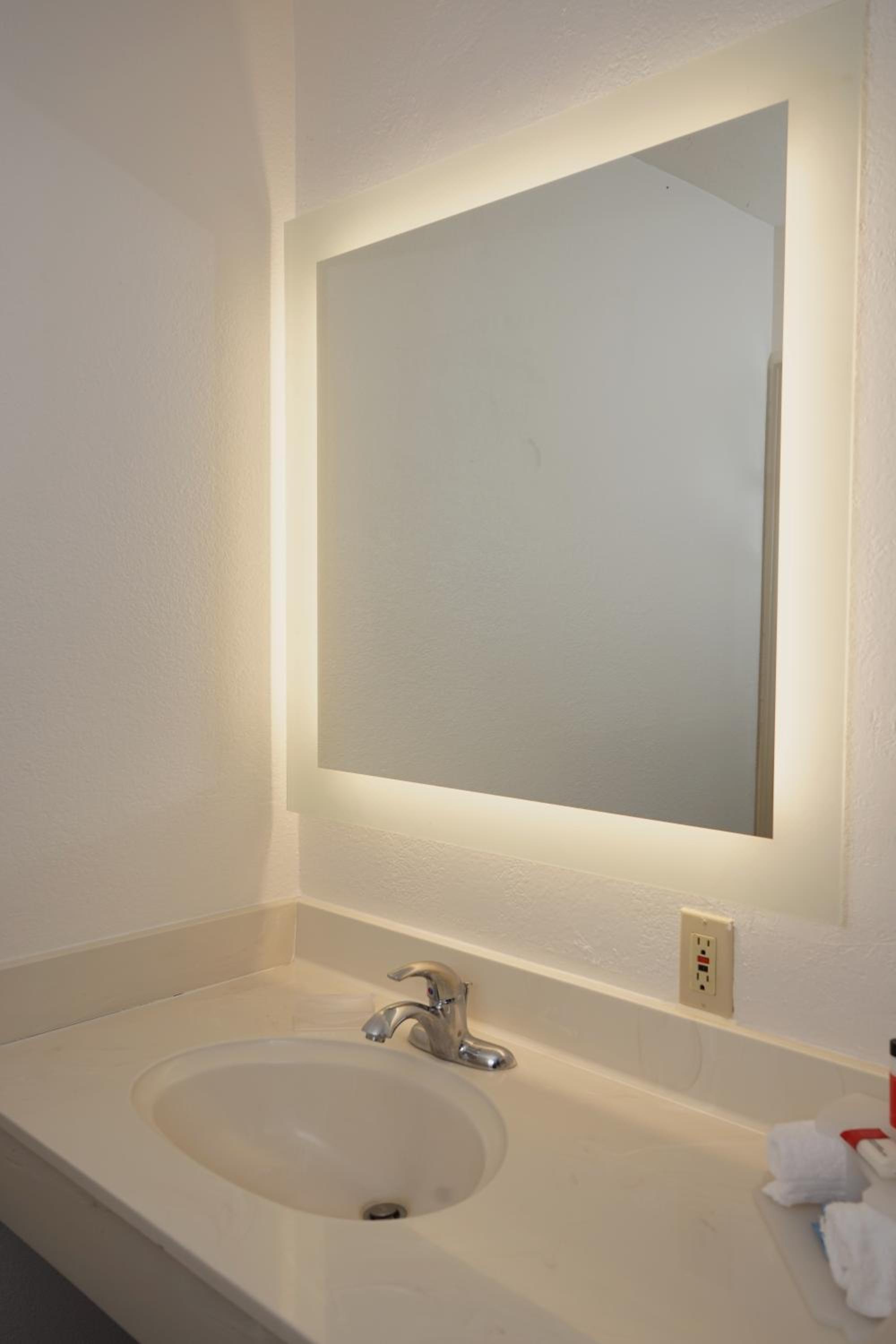 Queen Room - Disability Access - Non-Smoking - Photo 5
