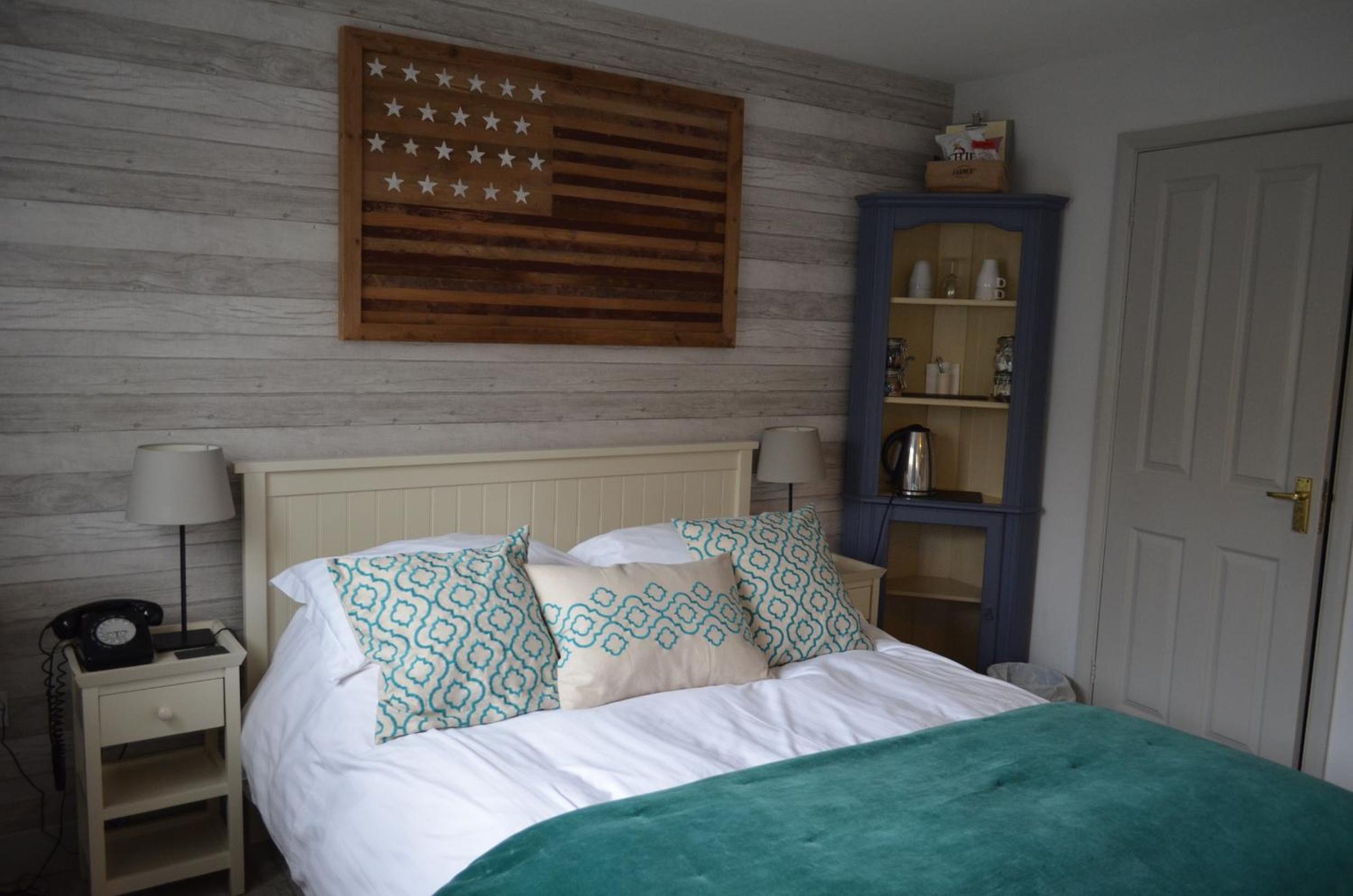 Family Room - Pet Friendly - Photo 3