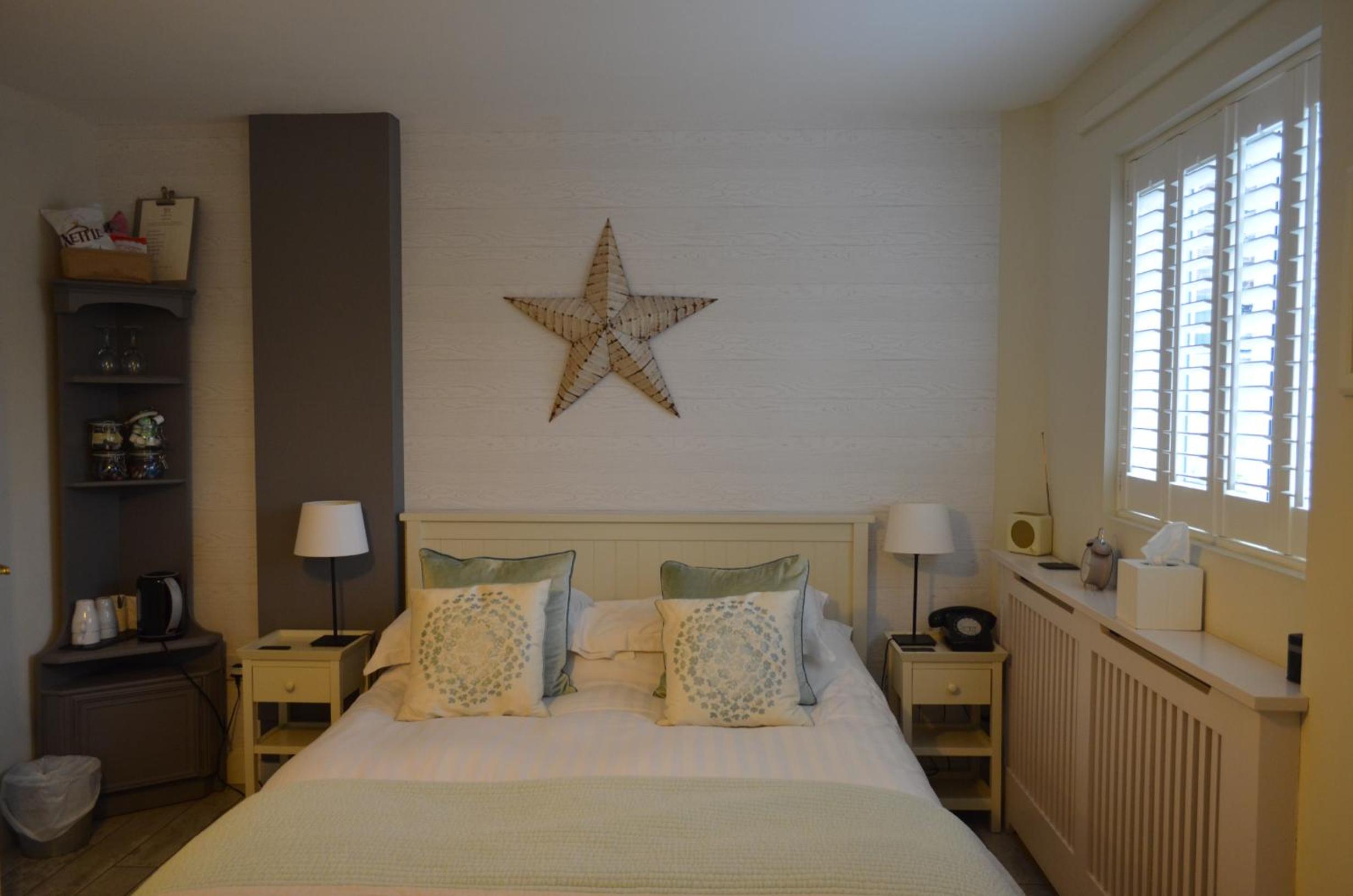 Family Room - Pet Friendly - Photo 1