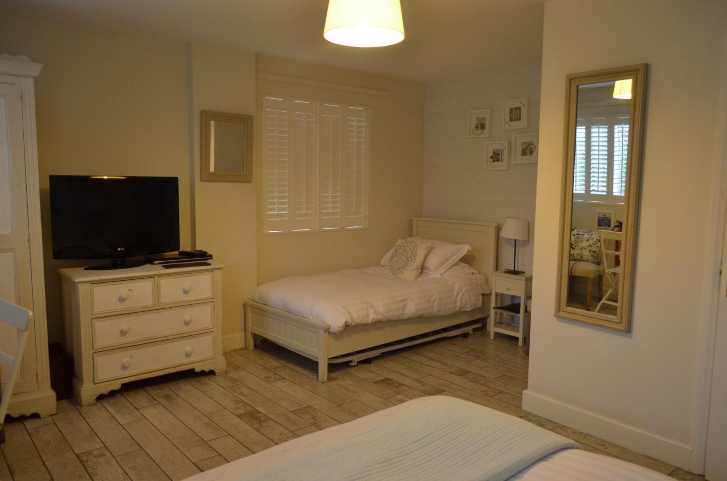 Family Room - Pet Friendly - Photo 12