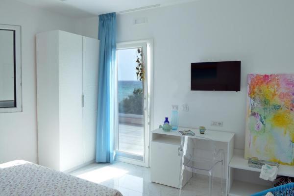 Family Room with Side Sea View photo 2