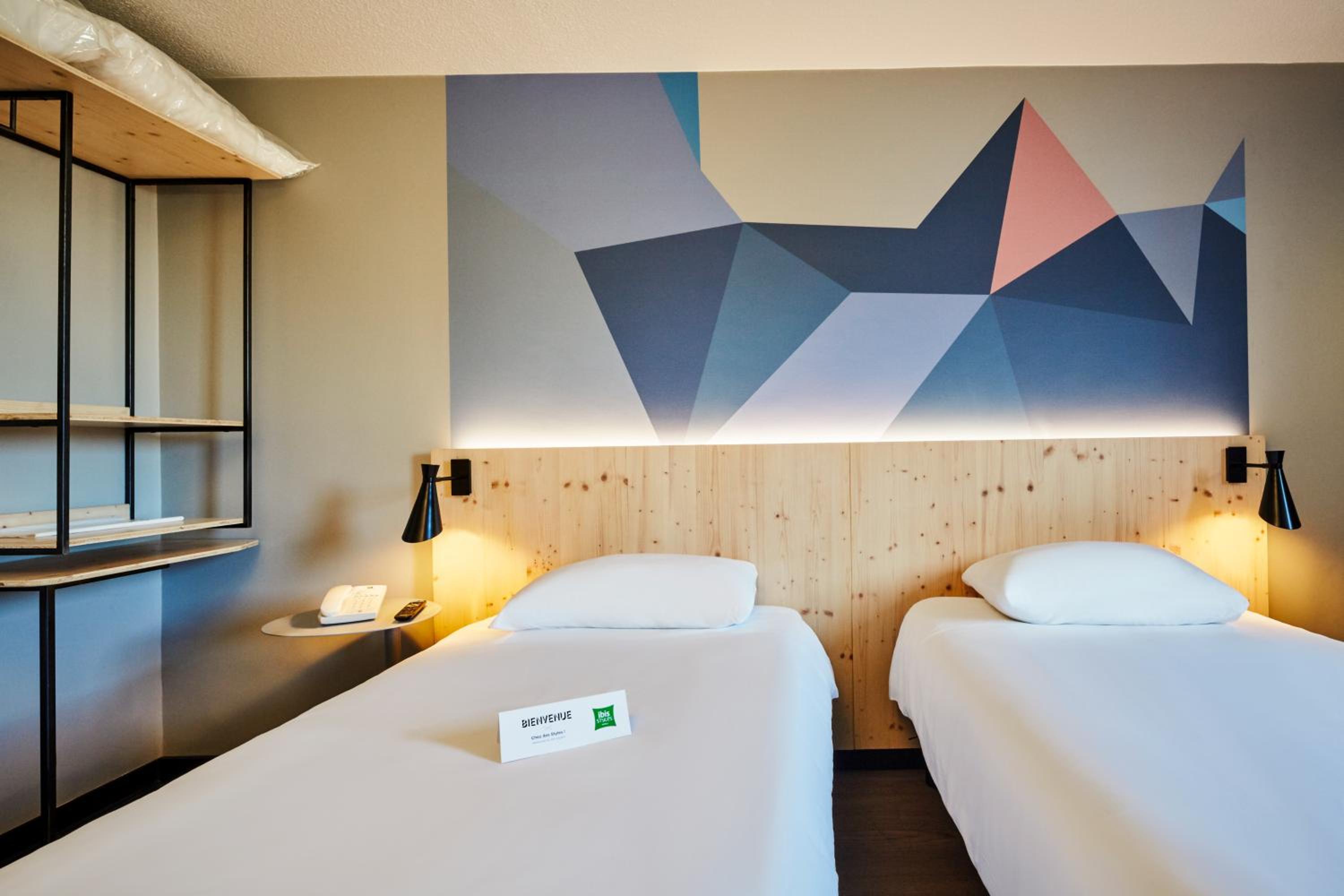 Standard Twin Room - Photo 3