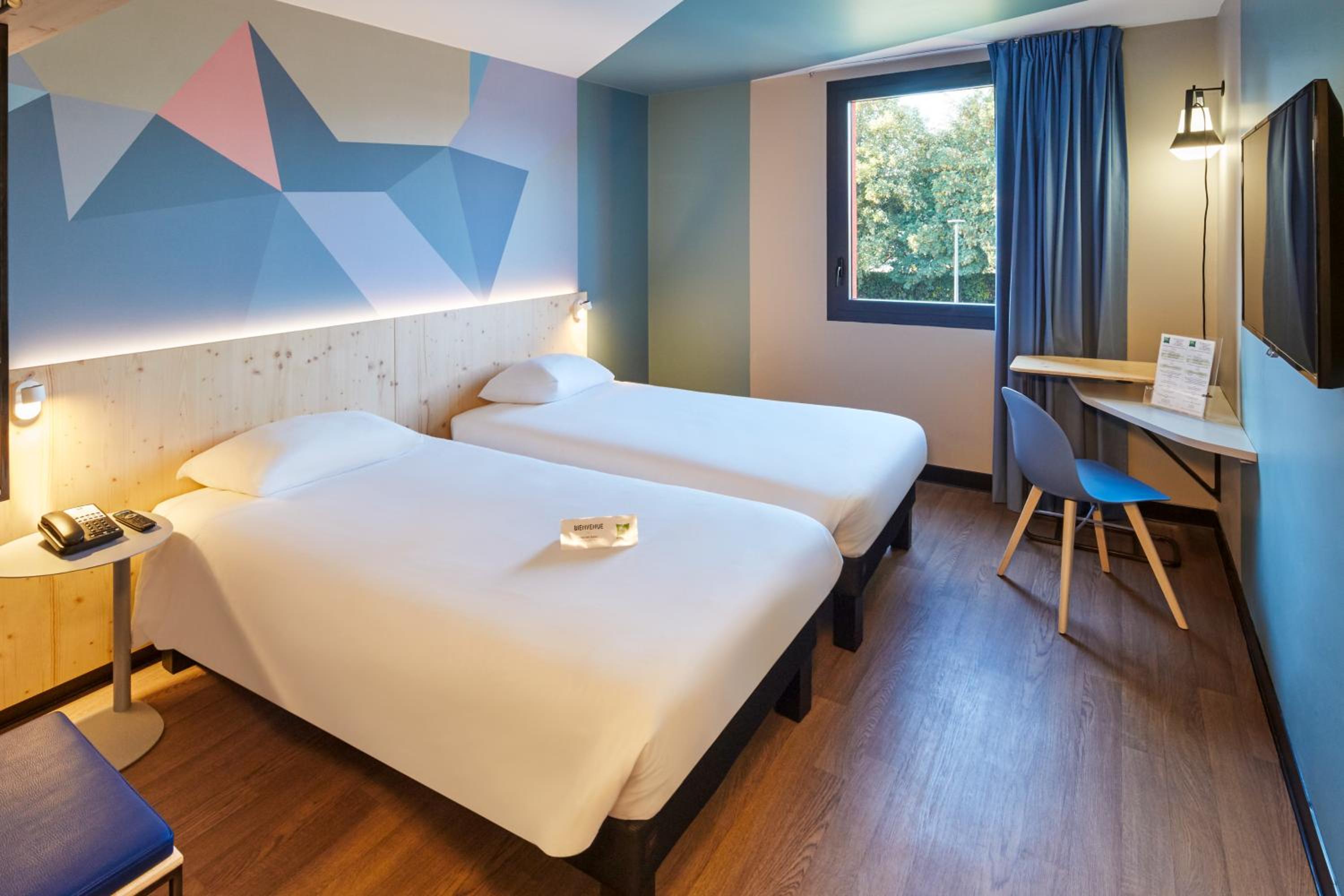Standard Twin Room - Photo 1