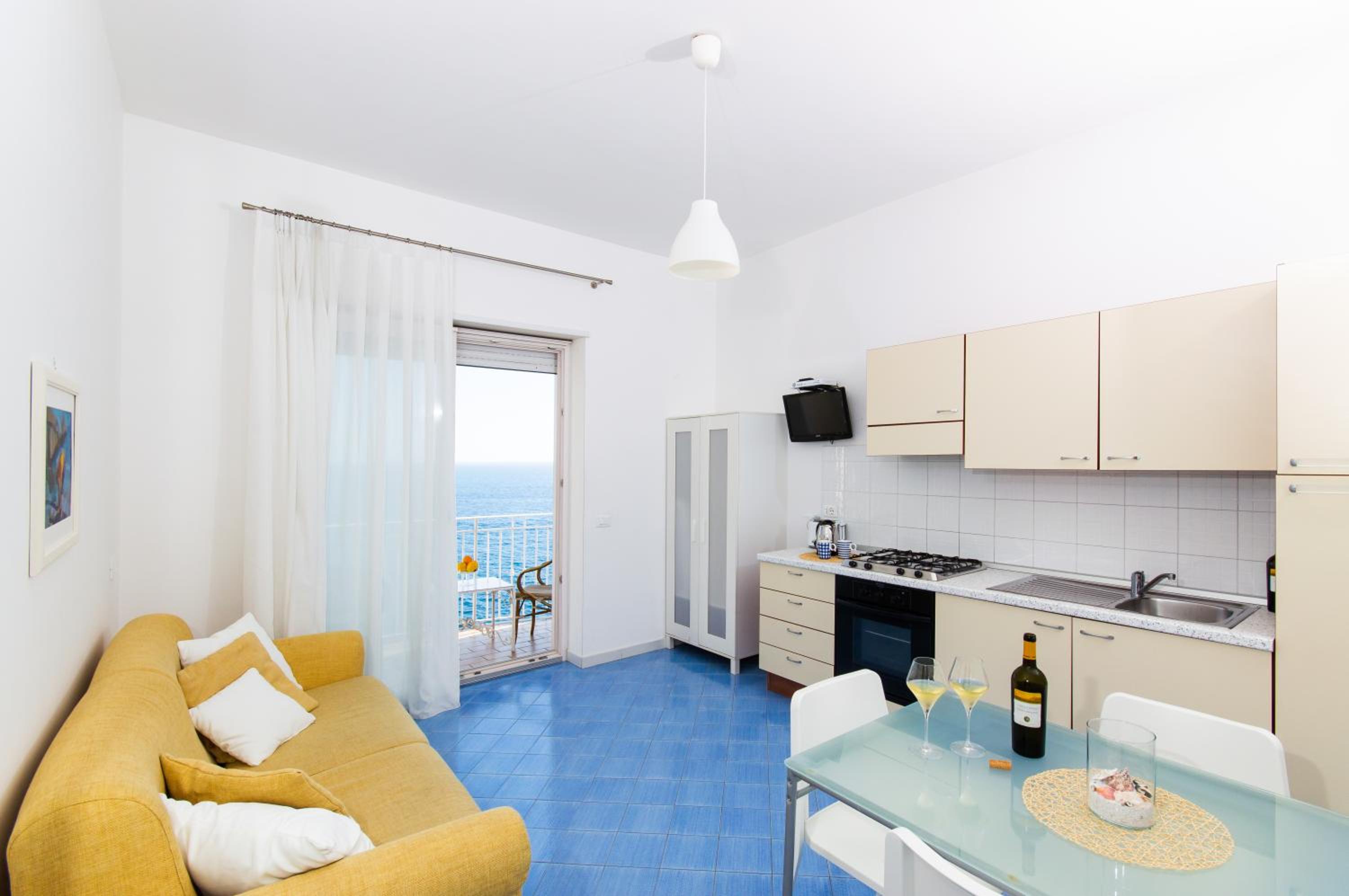 One-Bedroom Apartment with Sea View - Photo 8