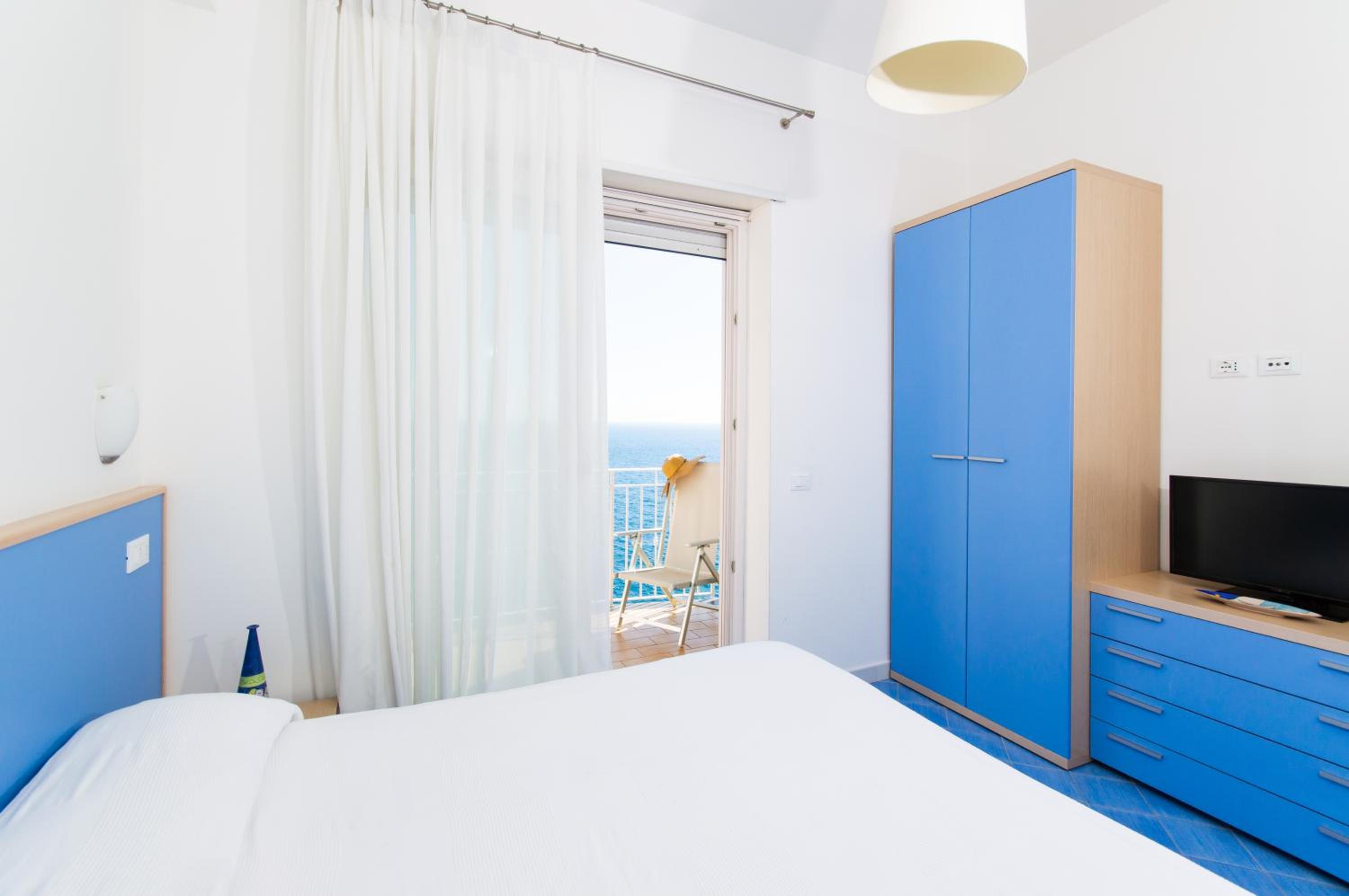 One-Bedroom Apartment with Sea View - Photo 12