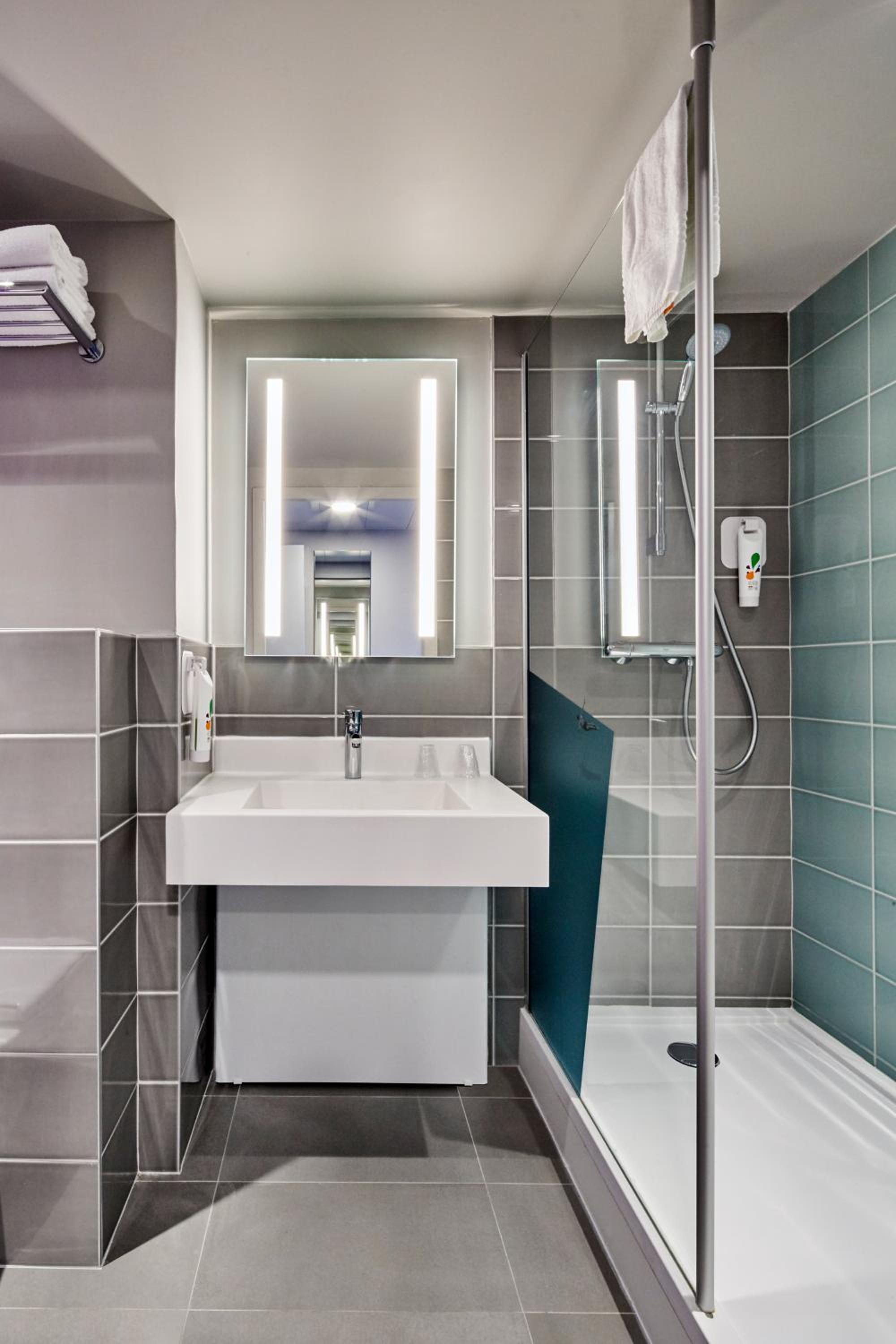 Standard Twin Room - Photo 2