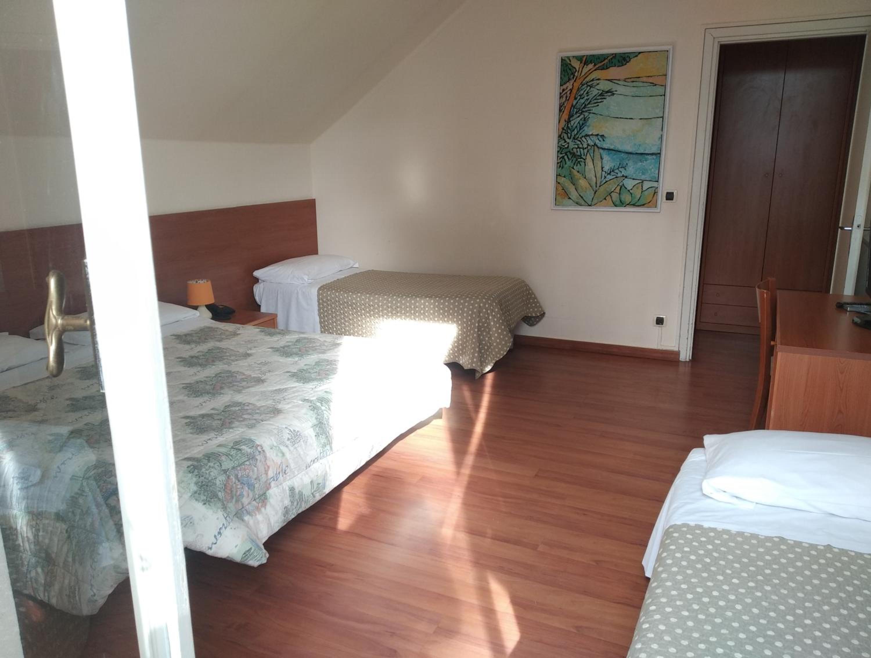 Deluxe Room (2 Adults + 1 Child) photo 1