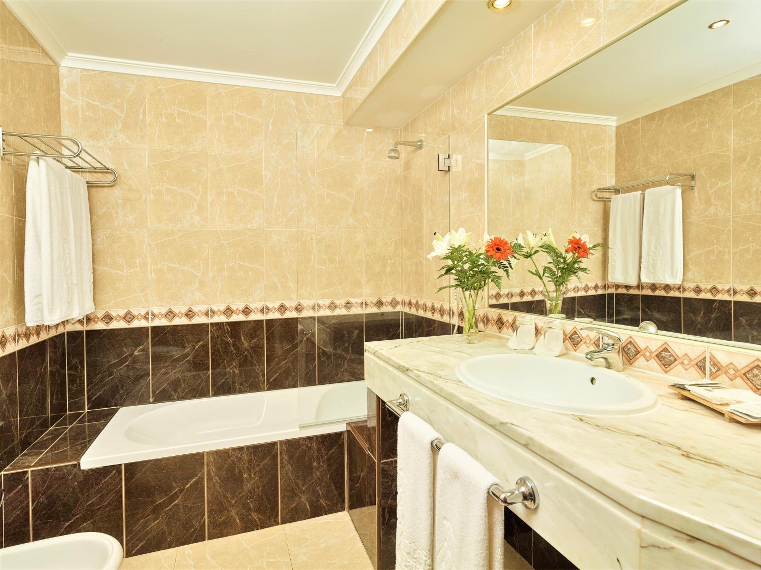 Deluxe Suite with Land View