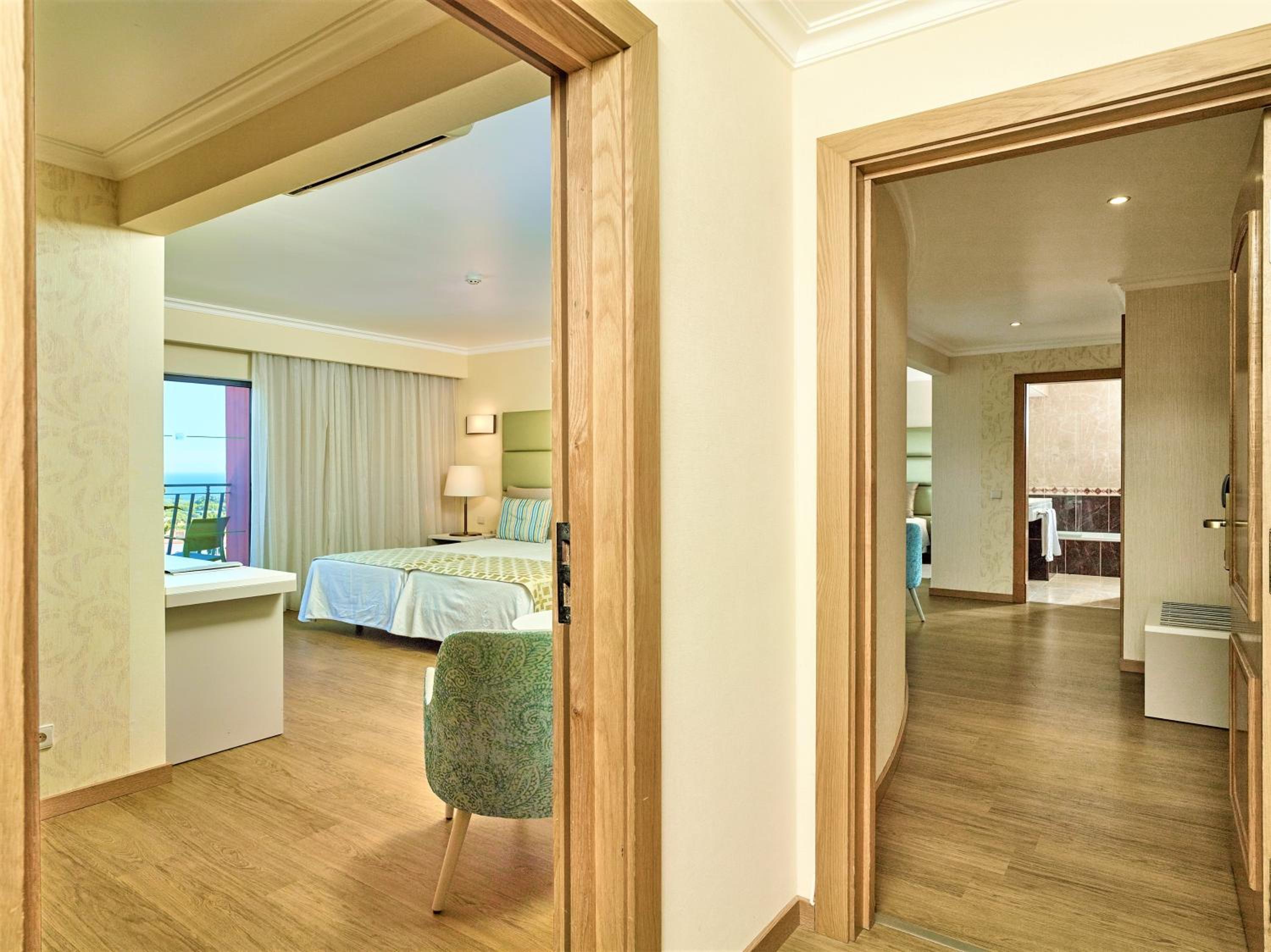 Deluxe Suite with Sea View