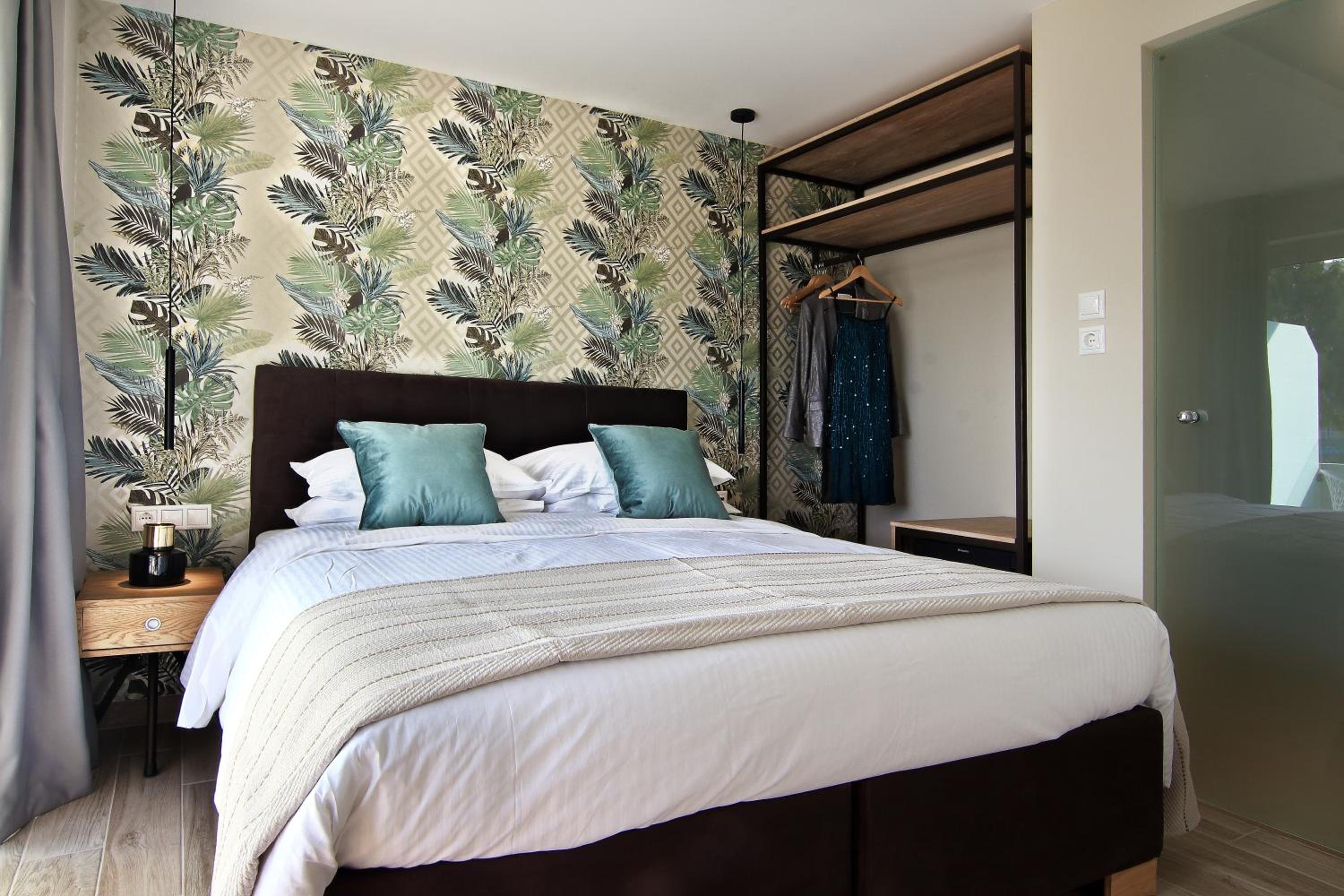 Queen Suite with Balcony & Side Sea View photo 2