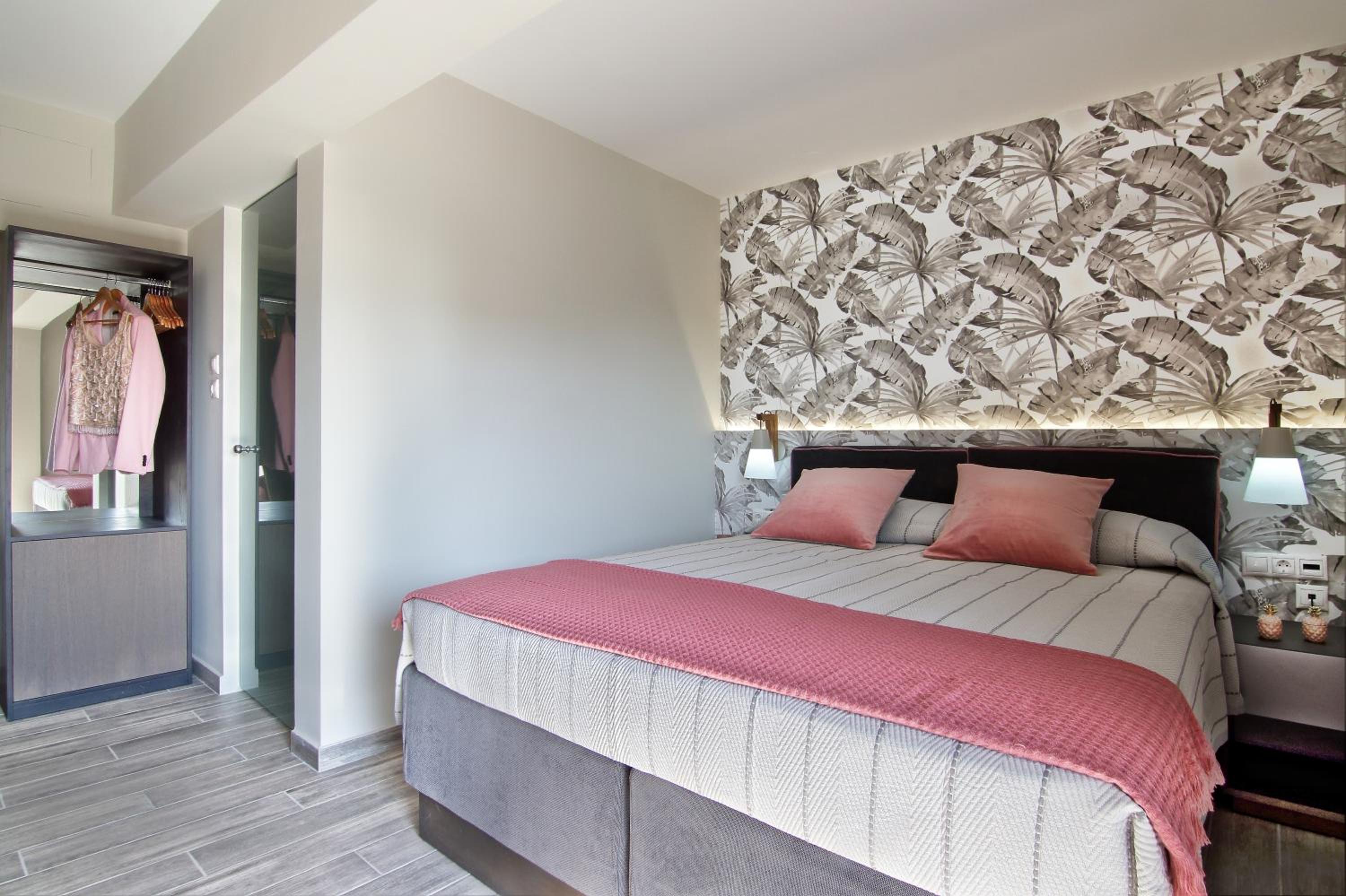 Superior Double Room with Balcony & Side Sea View photo 3