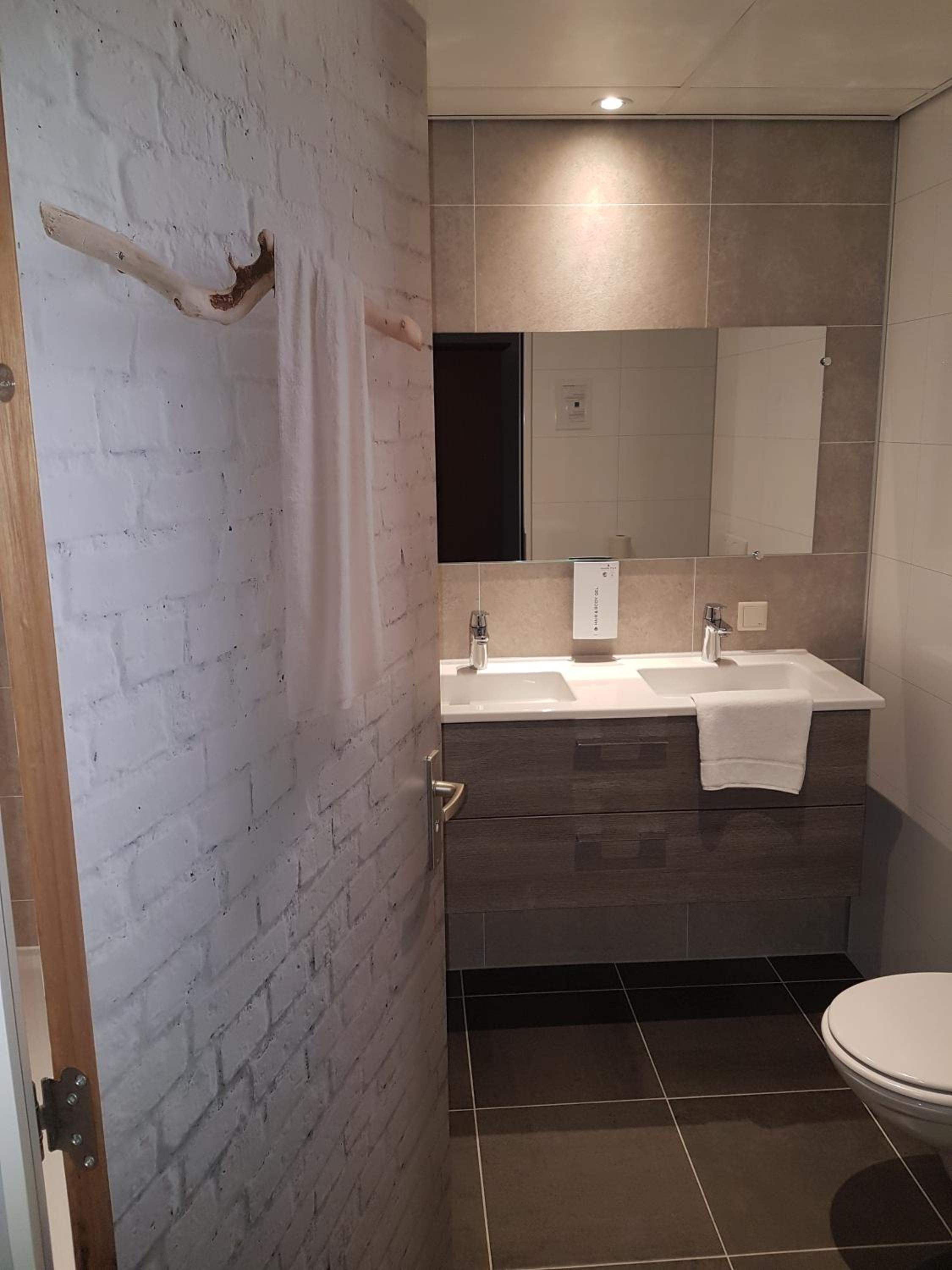 Deluxe Room - Photo 12