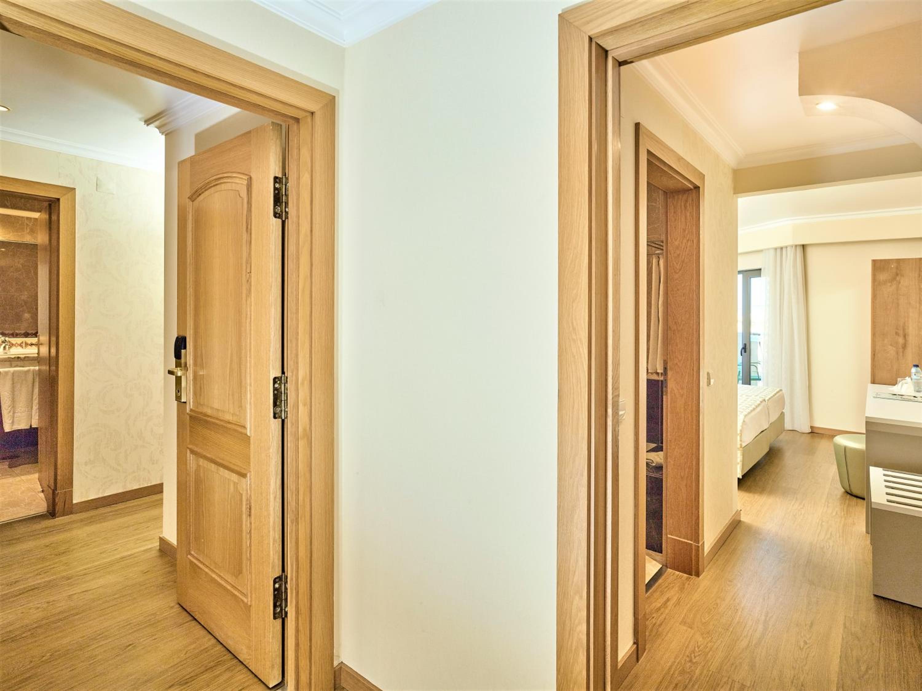 Deluxe Suite with Land View