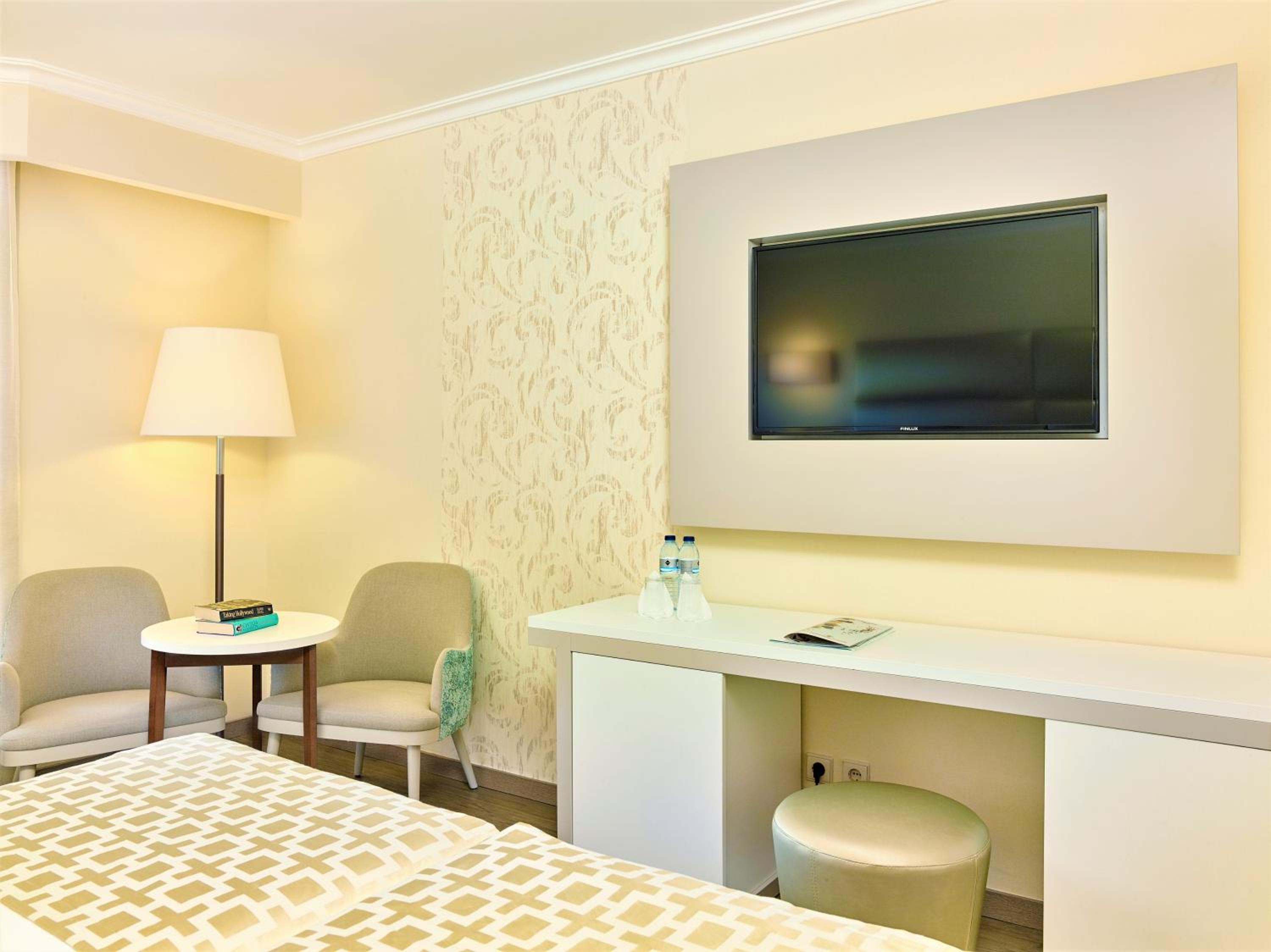 Deluxe Suite with Land View