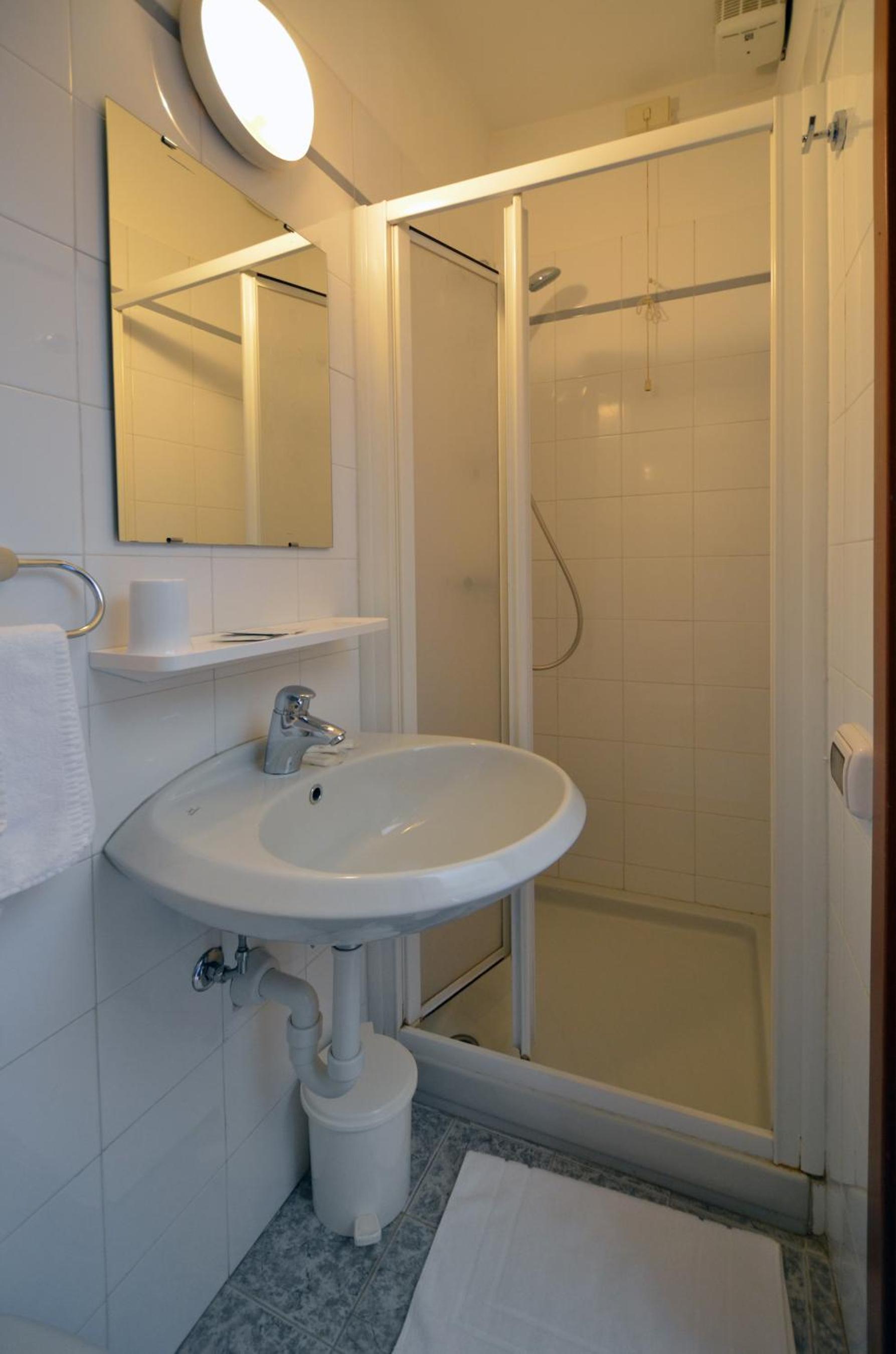 Classic Quadruple Room - Photo 7