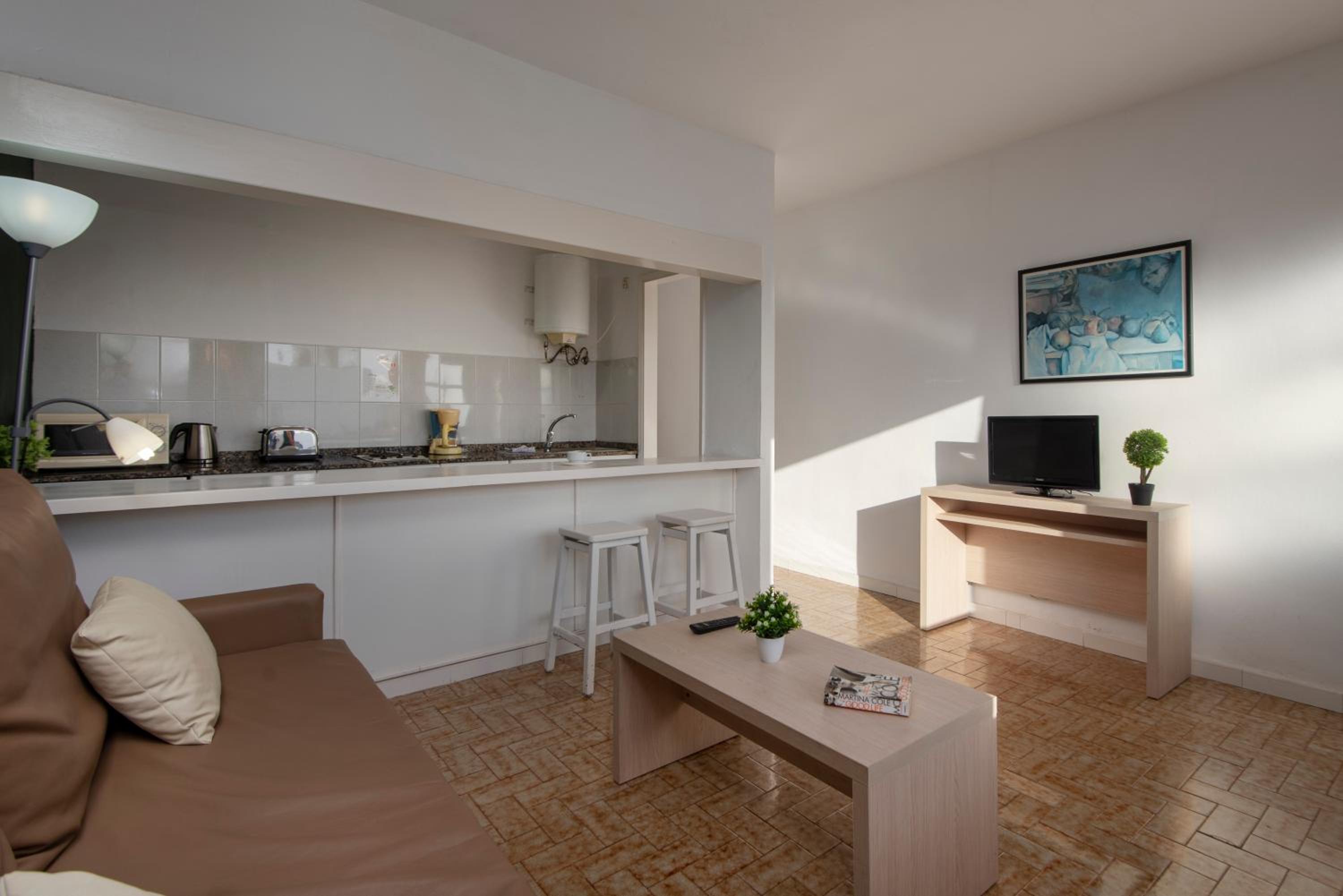 One-Bedroom Apartment  photo 2