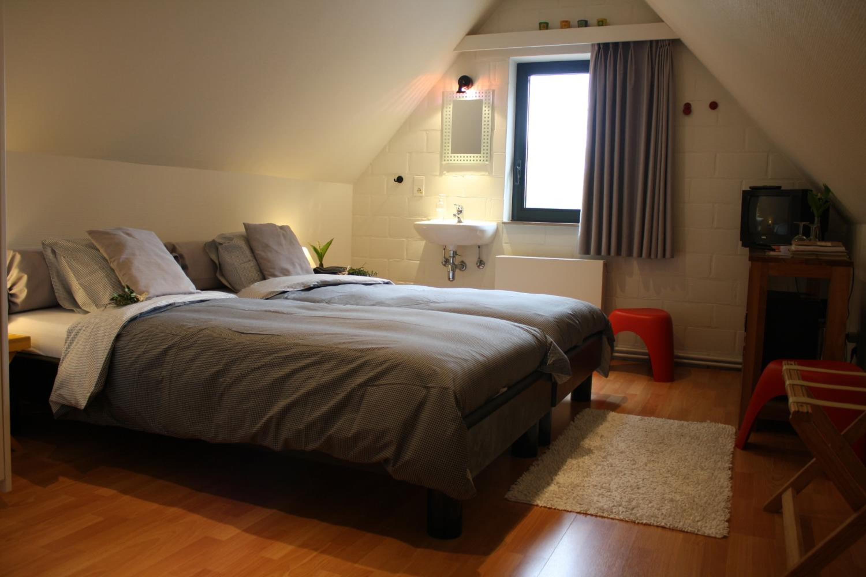 Twin Room with Private External Bathroom photo 1