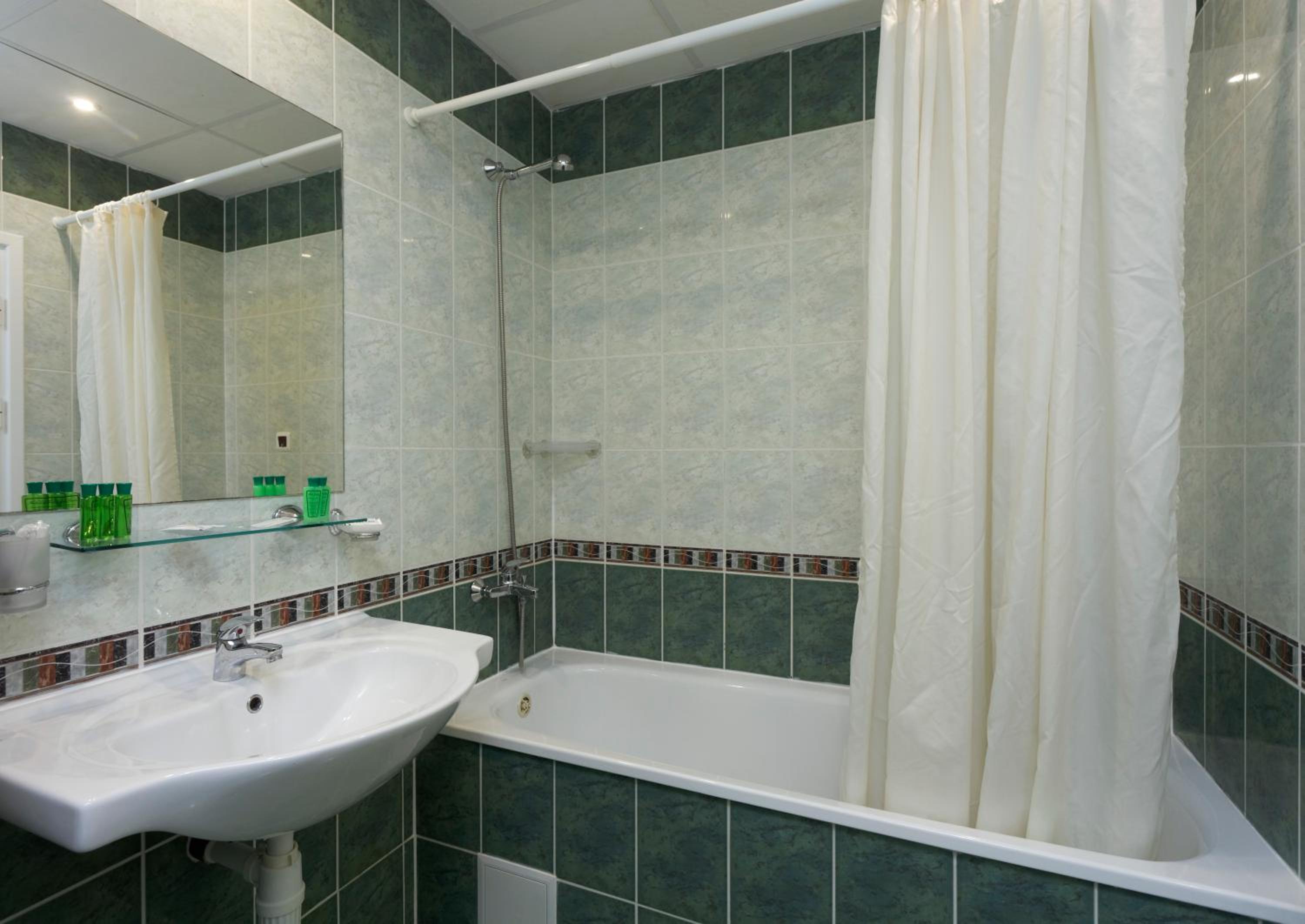 Double Room with Balcony and Park View (2 Adults) - Photo 4