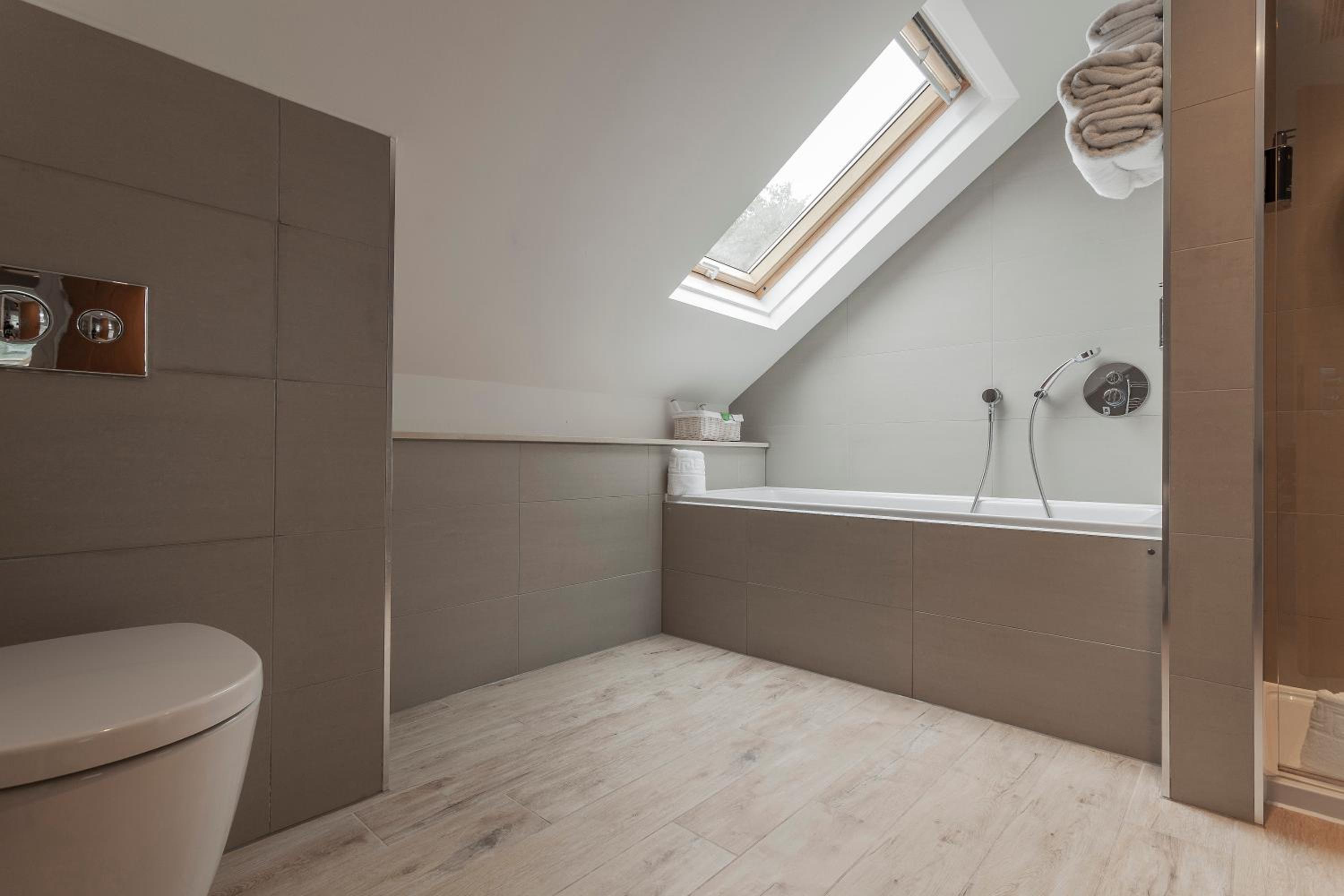 Suite - Photo 19